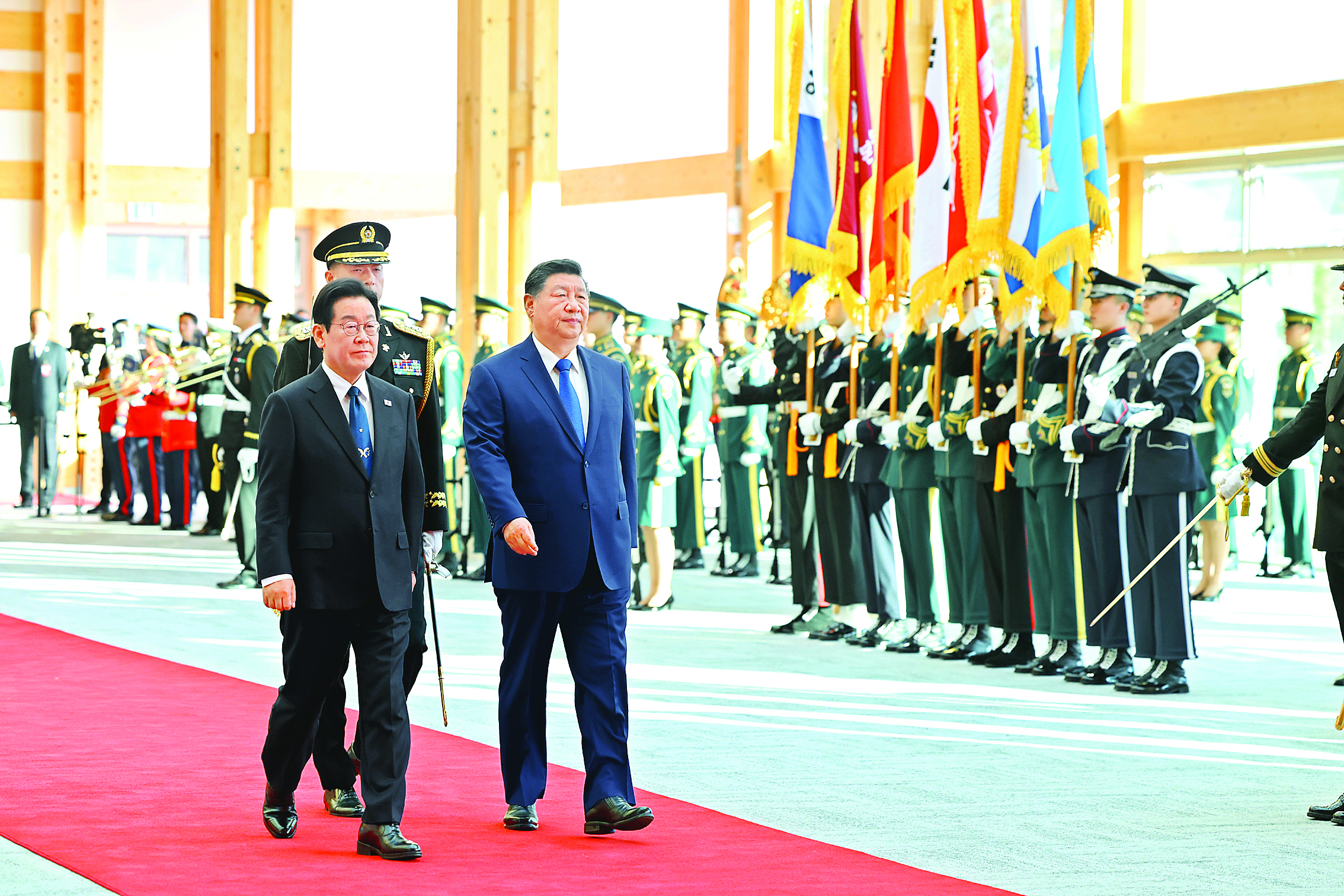     当地时间11月1日下午，韩国总统李在明同中国国家主席习近平在庆州博物馆举行会谈。这是习近平在李在明陪同下检阅仪仗队。新华社发