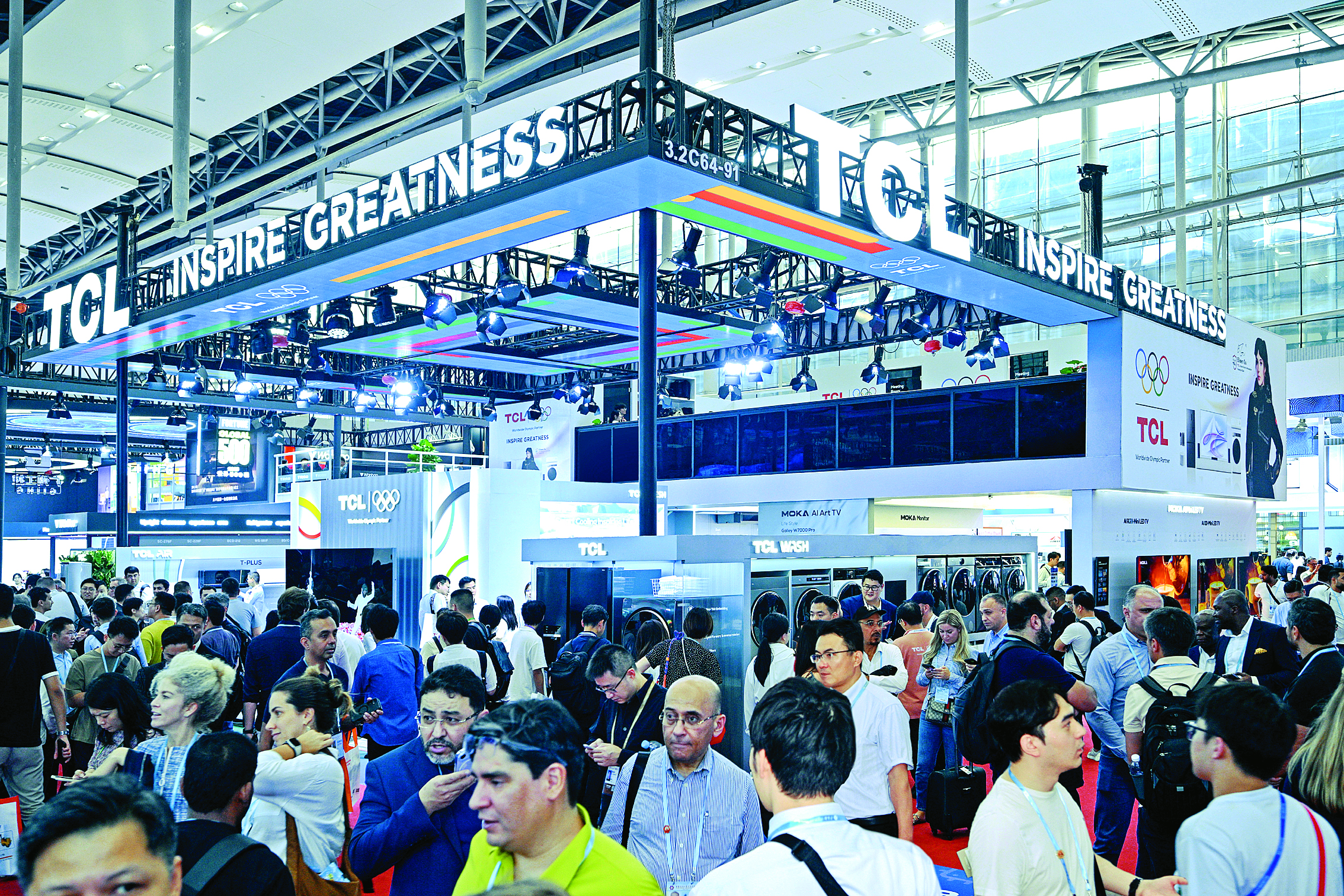     TCL携众多创新产品亮相第138届广交会。 本组图片 惠州日报记者刘炜炜 摄