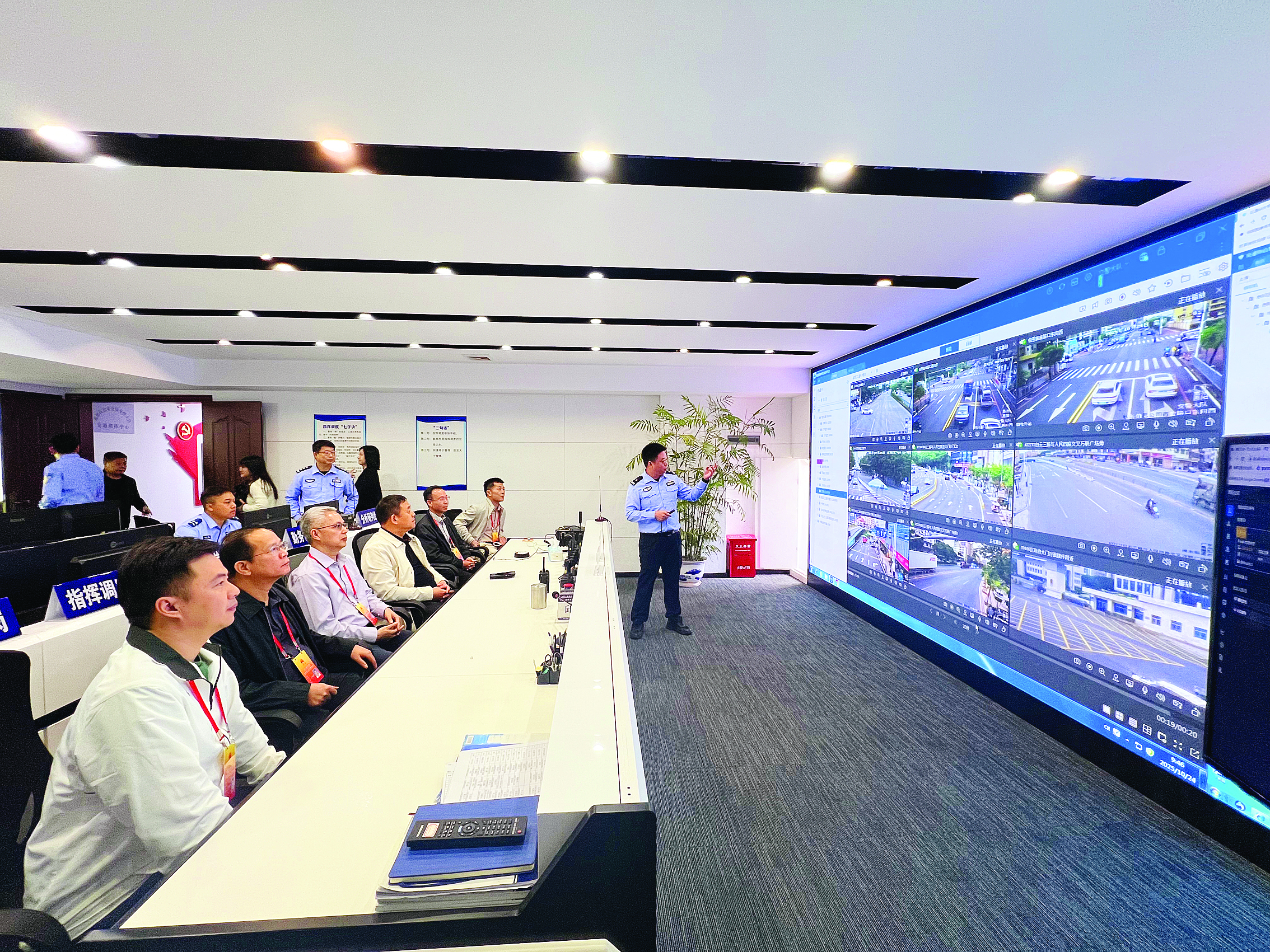     调研组在市公安局惠阳区分局交管大队指挥室观摩图像视频综合应用平台实时运行情况。