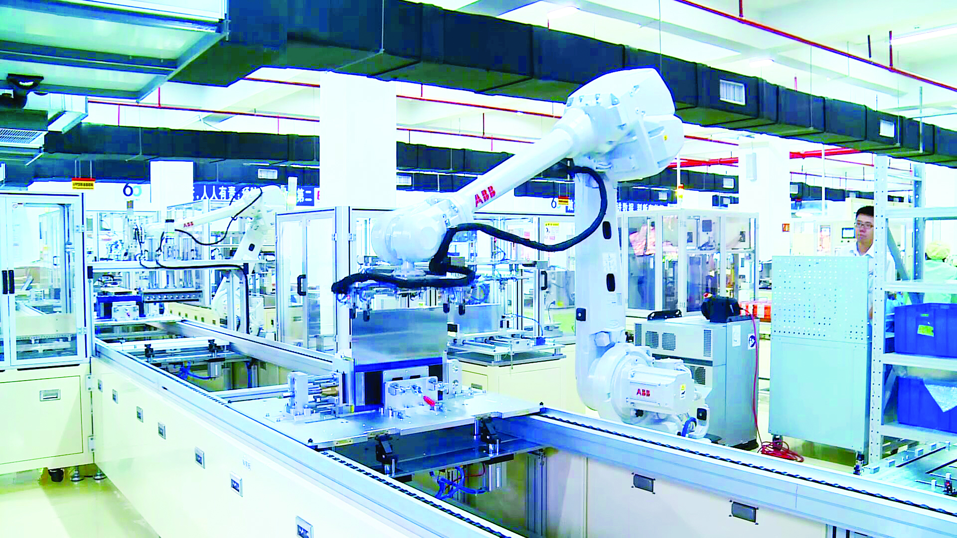     惠州亿纬锂能股份有限公司自动化生产车间。惠州日报记者杨建业 摄