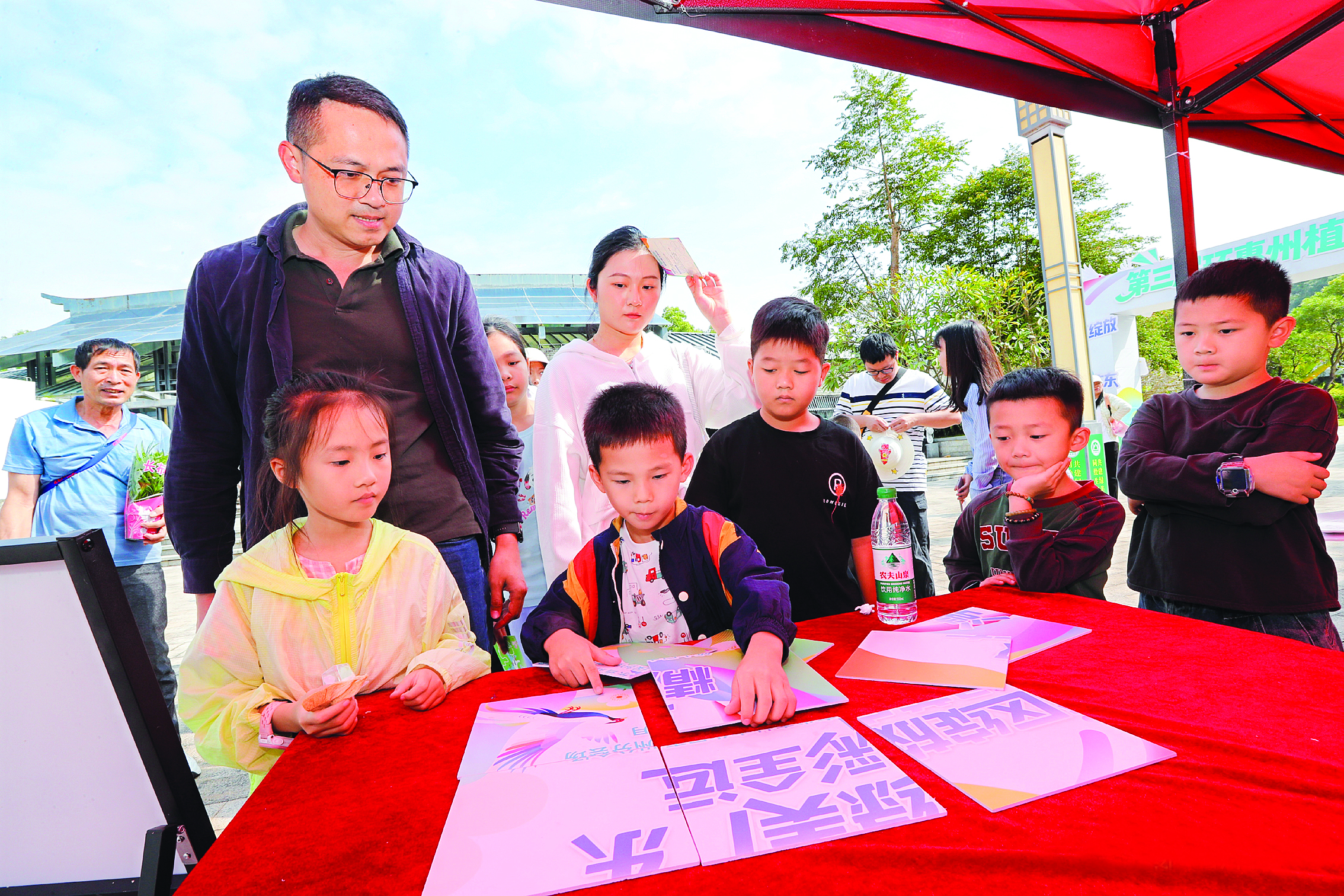     亲子家庭体验特色拼图。惠州东江图片社供图