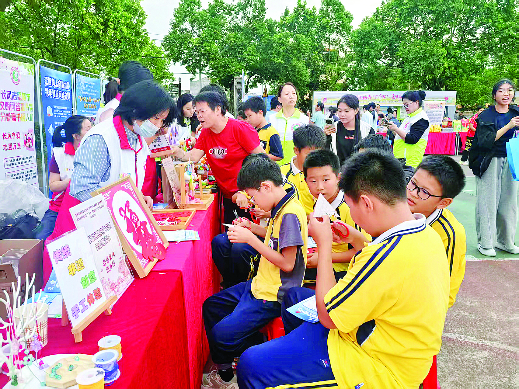     丰富的活动吸引南新村大人小孩积极参与。