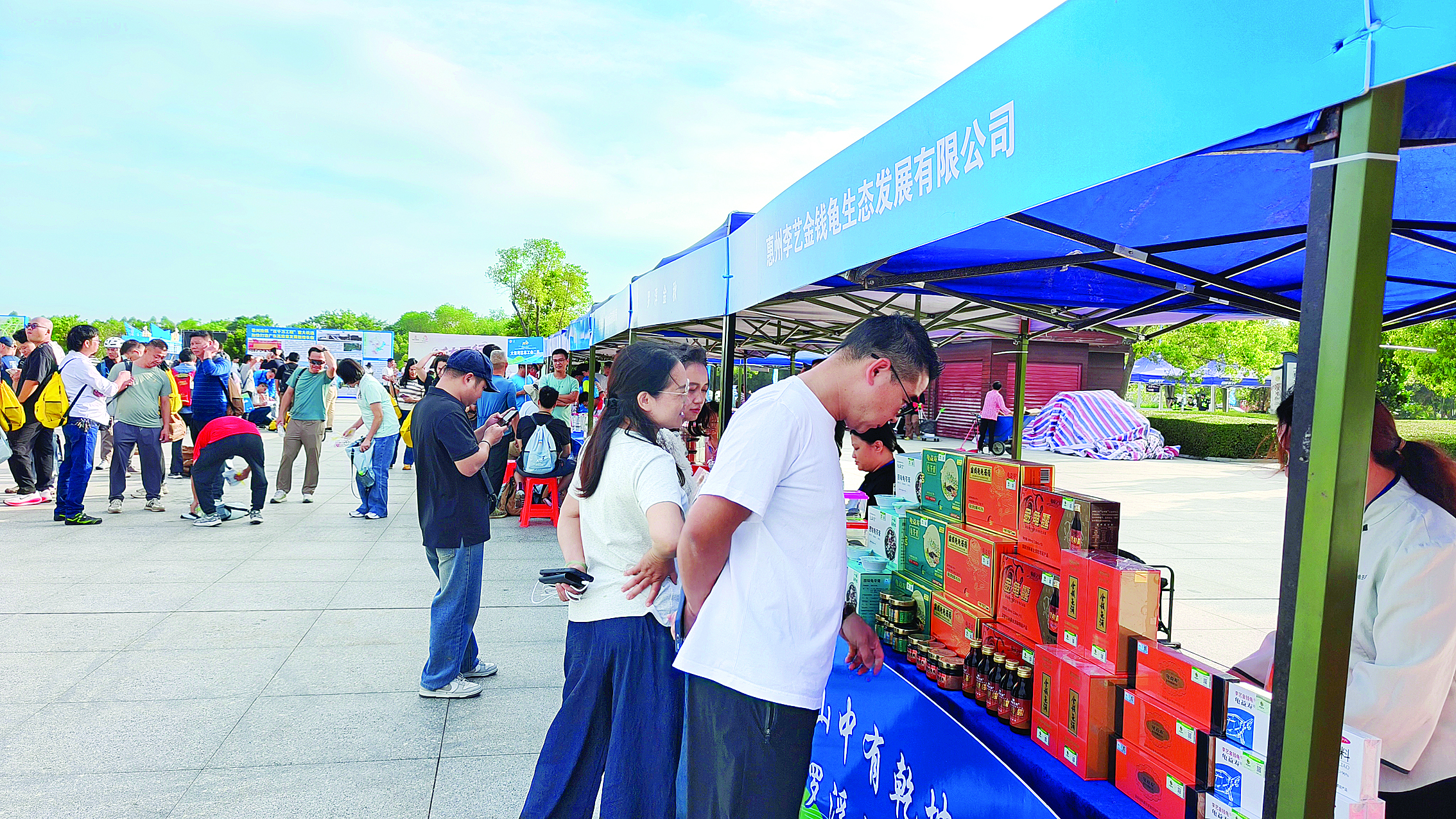     骑友在了解博罗农特产品。