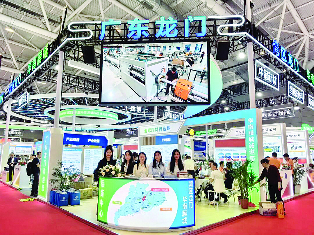     龙门组织14家企业参加深圳国际薄膜与胶带展。惠州日报记者黄宇翔 通讯员龙门宣 摄