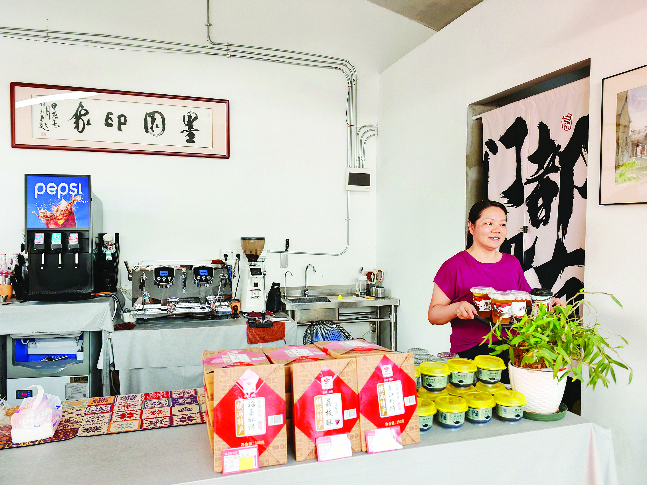 <p>    强村公司带动村民在民宿、咖啡馆等新业态上岗，实现家门口增收。    惠州日报记者陈春惠 游璇钰 摄</p>