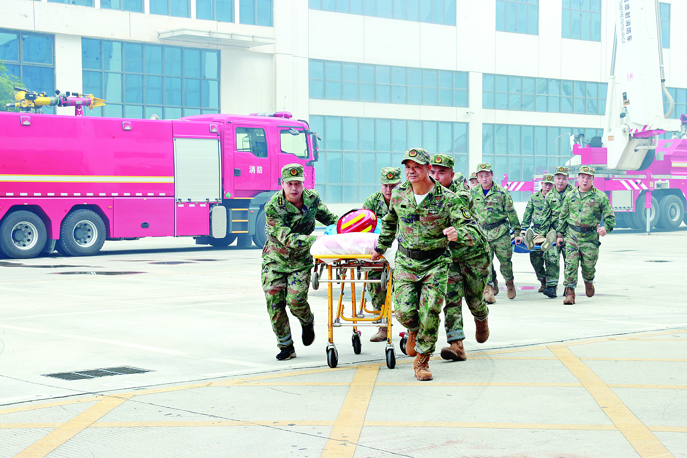     演练现场，社会力量配合开展救援工作。