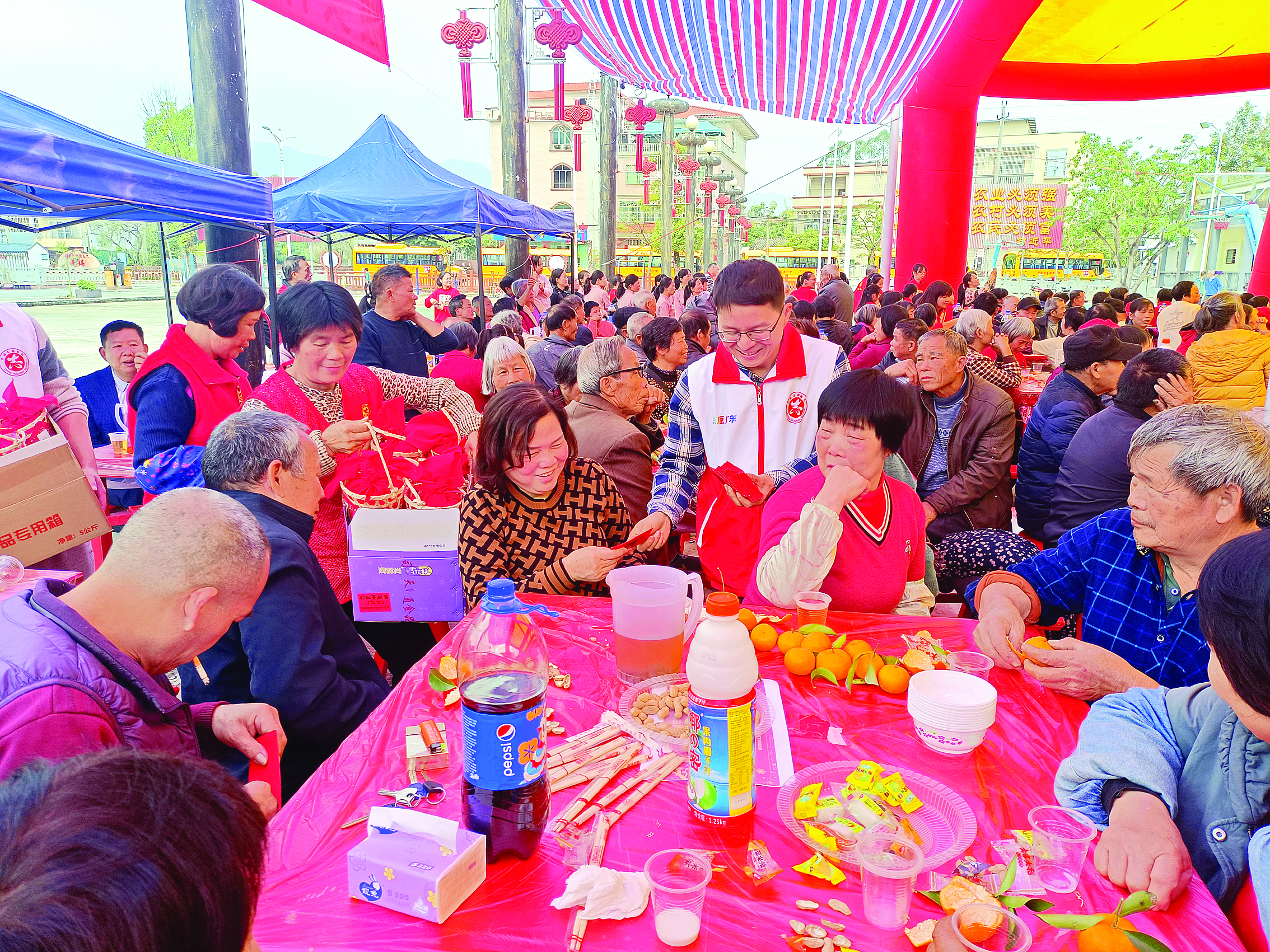     陂头神村连续17年举办敬老宴。