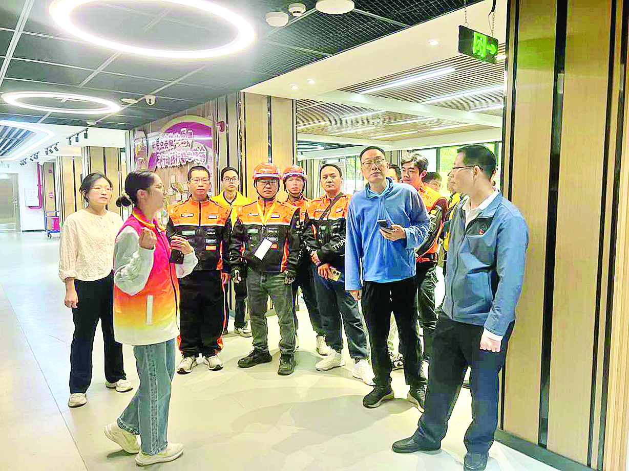     网约配送员在县党群服务中心参观。