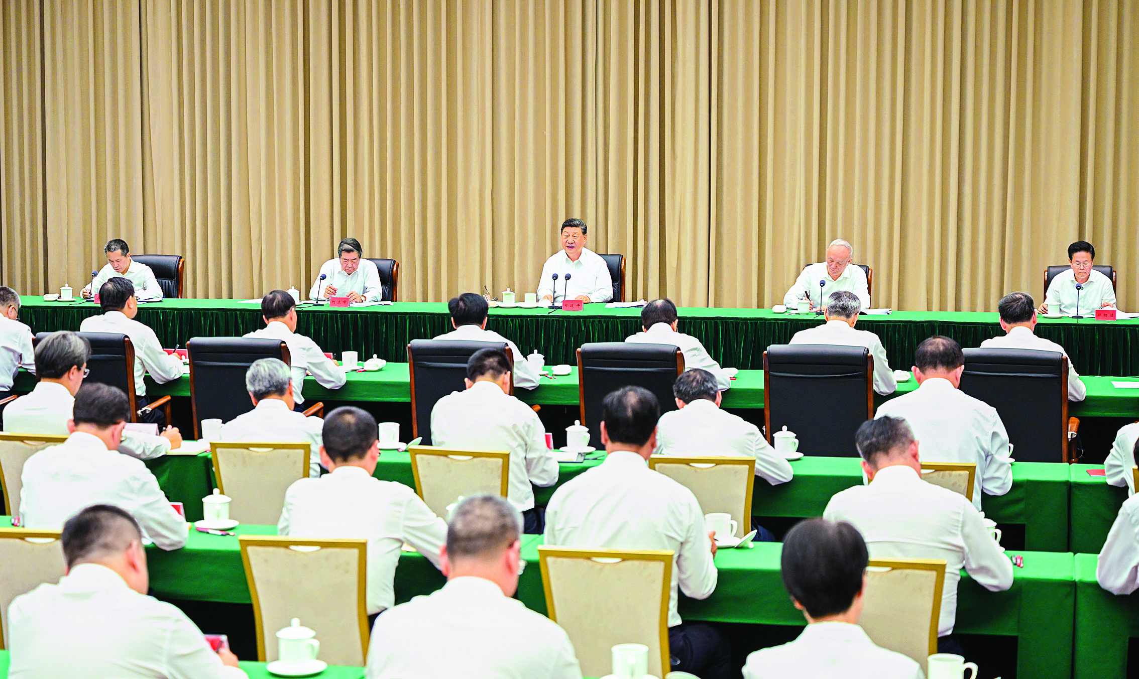     11月6日，中共中央总书记、国家主席、中央军委主席习近平在海南三亚听取海南自贸港建设工作汇报，发表了重要讲话。    新华社发