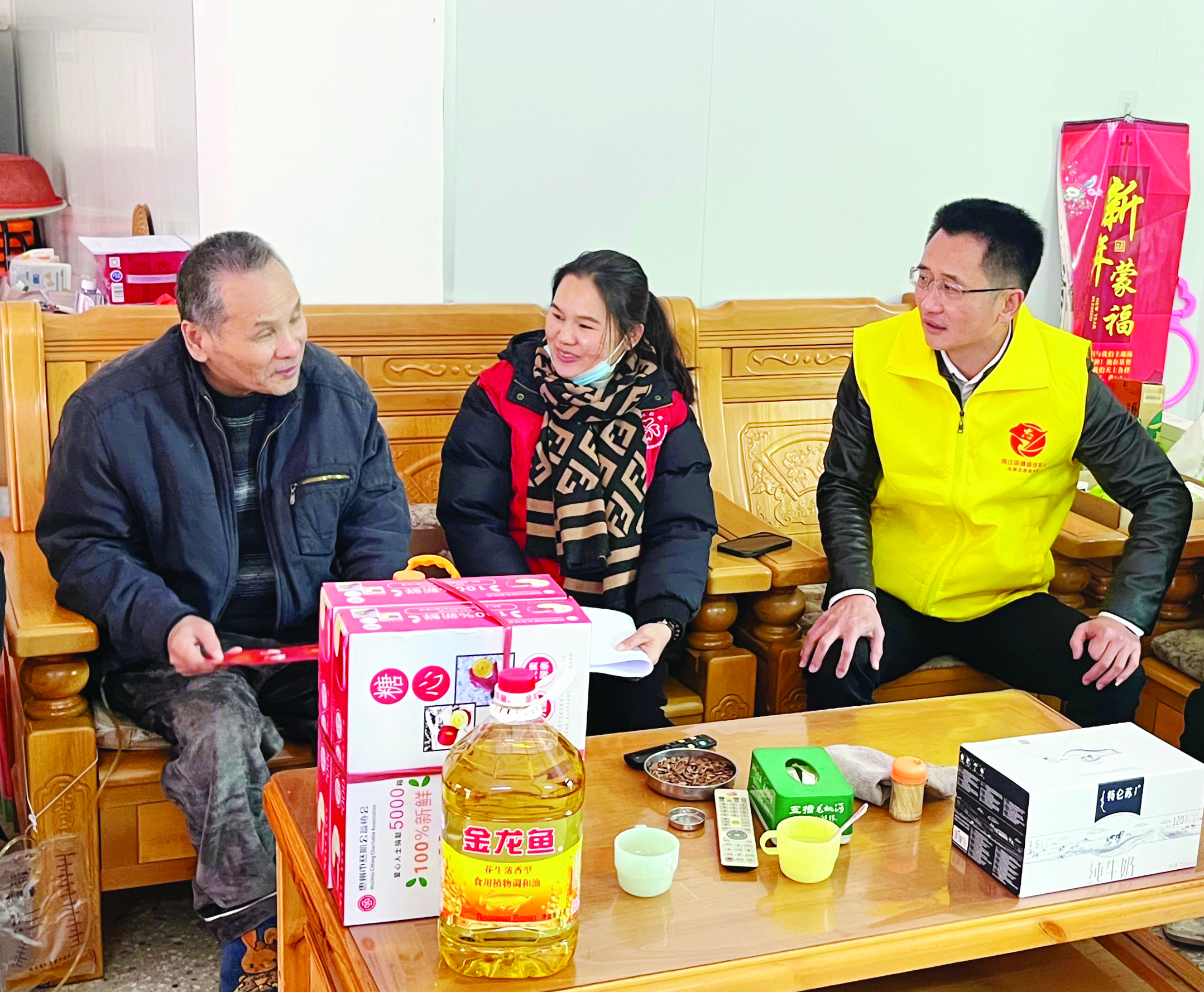     黄金传（右一）慰问退伍老兵。