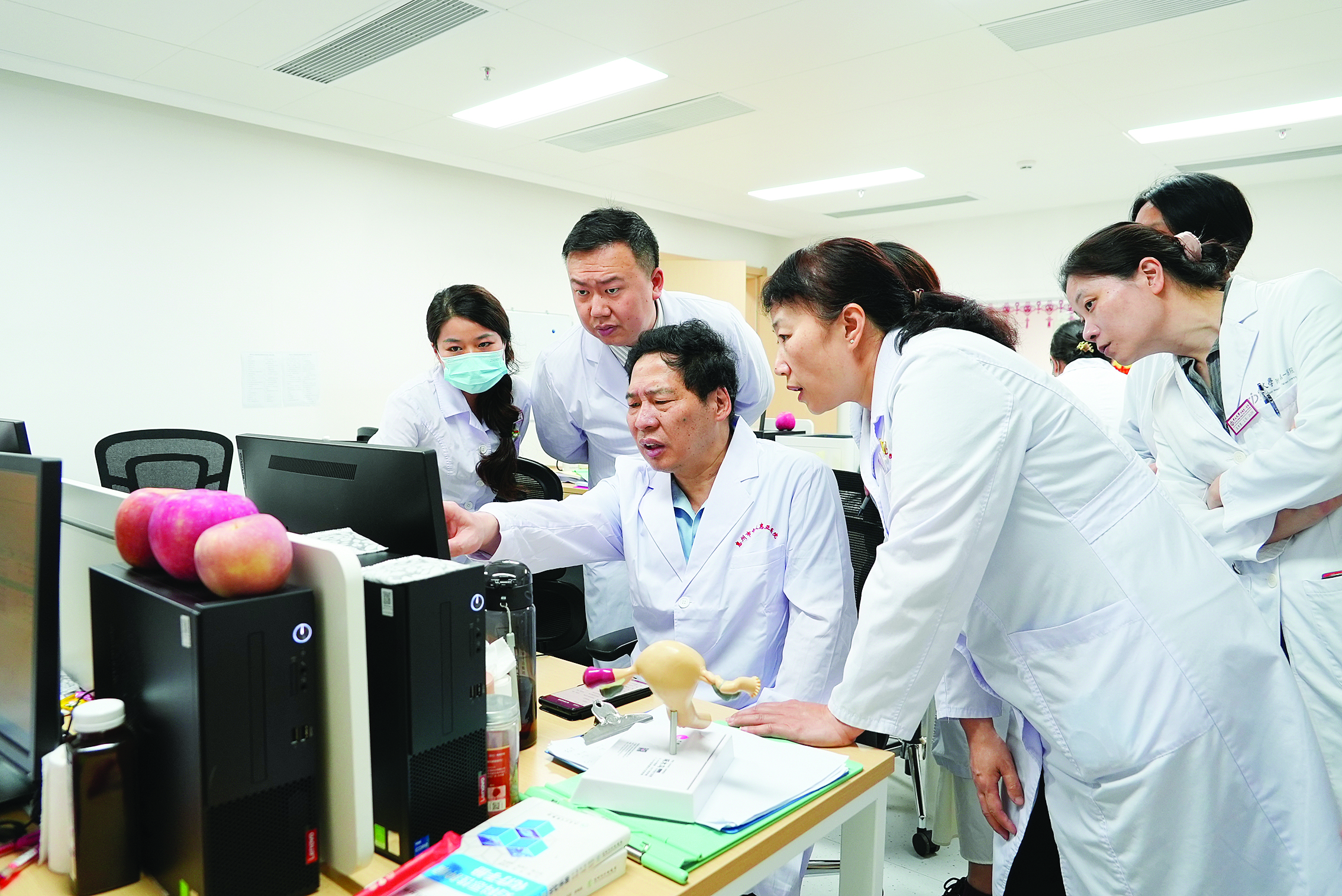     姚书忠教授和惠亚医院的妇科团队联合会诊。