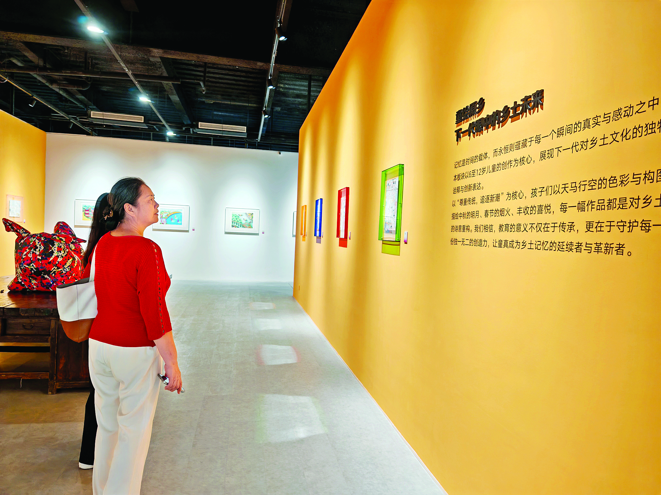     游客参观画展。