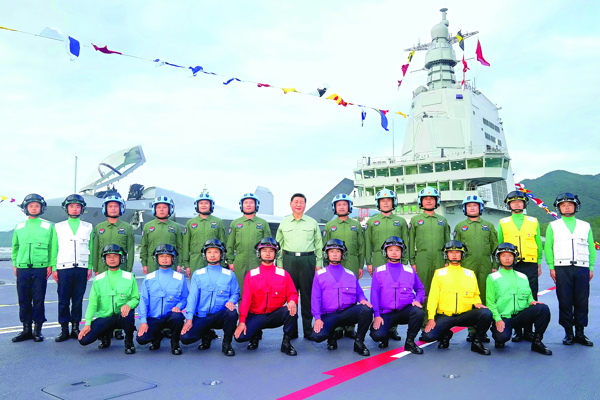     11月5日，我国第一艘电磁弹射型航空母舰福建舰入列授旗仪式在海南三亚某军港举行。中共中央总书记、国家主席、中央军委主席习近平出席入列授旗仪式并登舰视察。这是习近平同舰载机飞行员、航空保障人员合影留念。新华社发