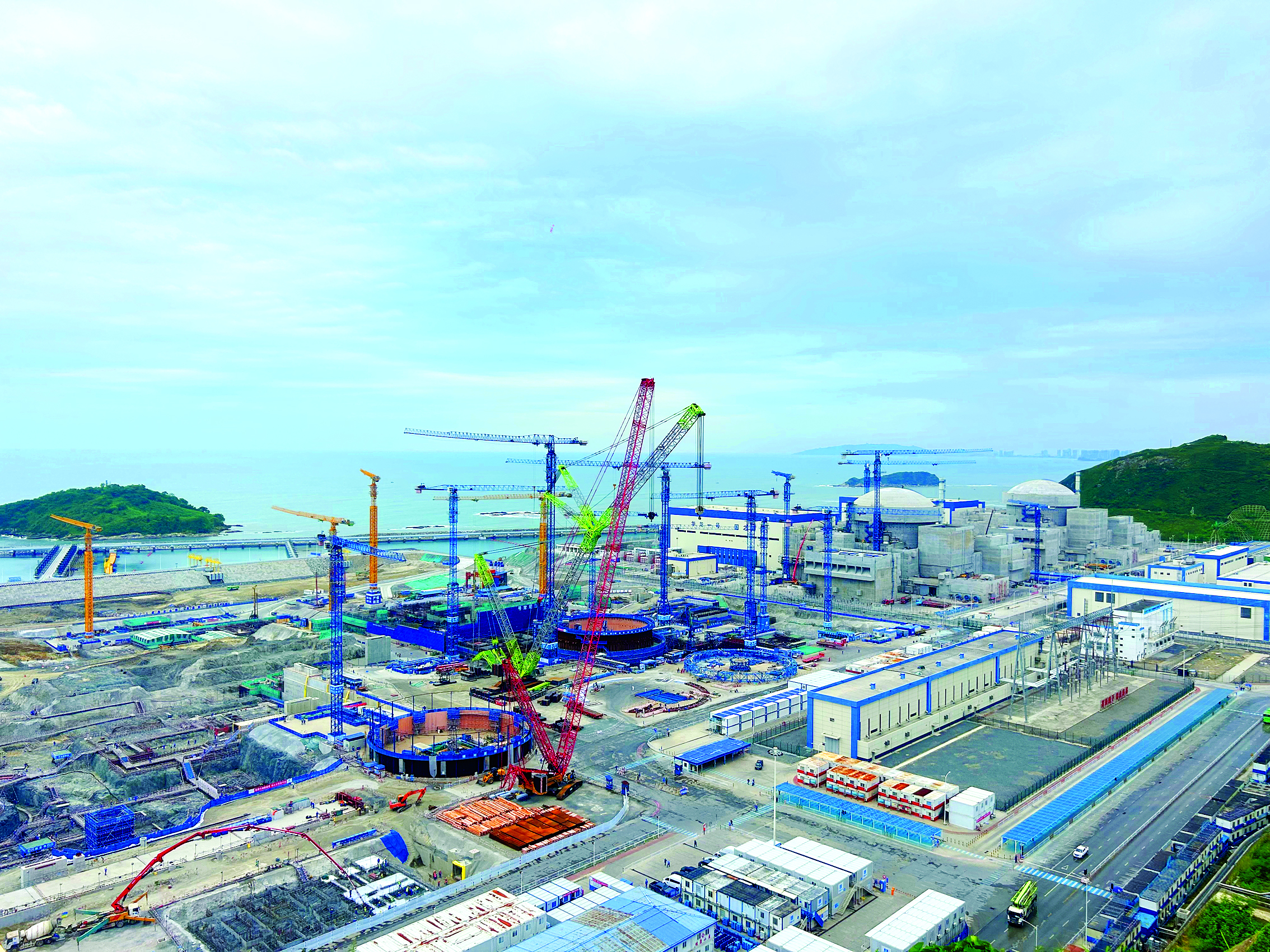 <p>    太平岭核电项目核岛主体结构浇筑作业有条不紊地进行。惠州日报记者洪鹊儿 摄</p>