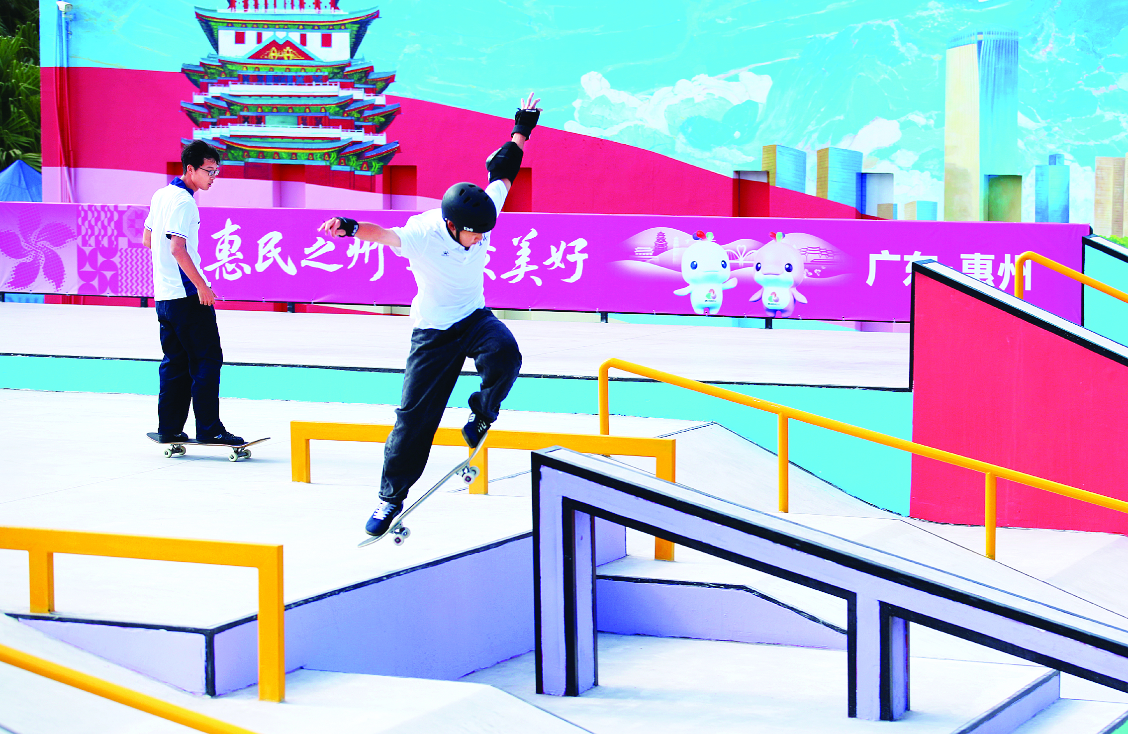     11月8日，运动员在惠州市体育运动学校滑板场适应场地。惠州日报记者钟畅新 摄