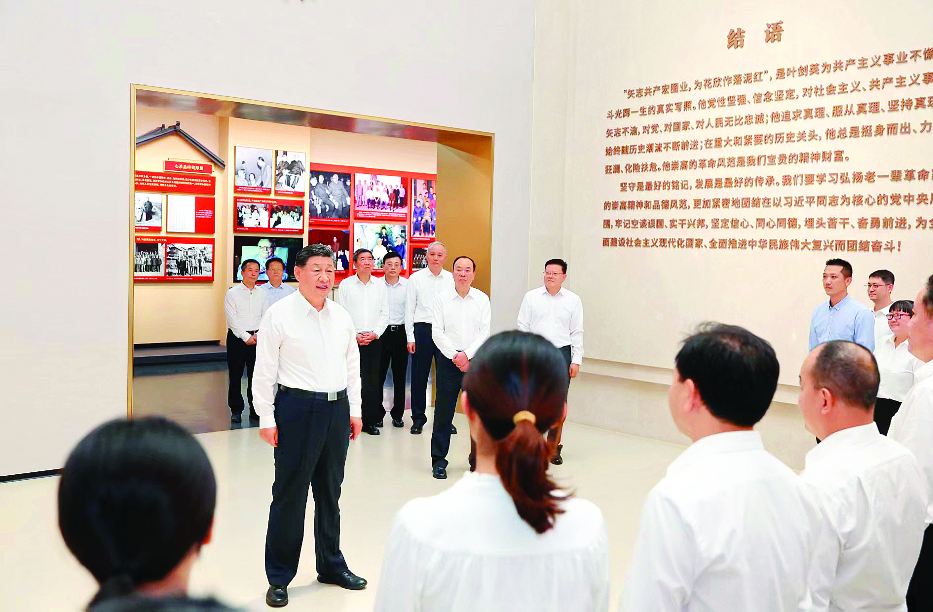     11月7日至8日，中共中央总书记、国家主席、中央军委主席习近平在广东考察。这是7日下午，习近平在位于梅州市梅县区雁洋镇的叶剑英纪念馆参观时，同工作人员亲切交流。新华社发