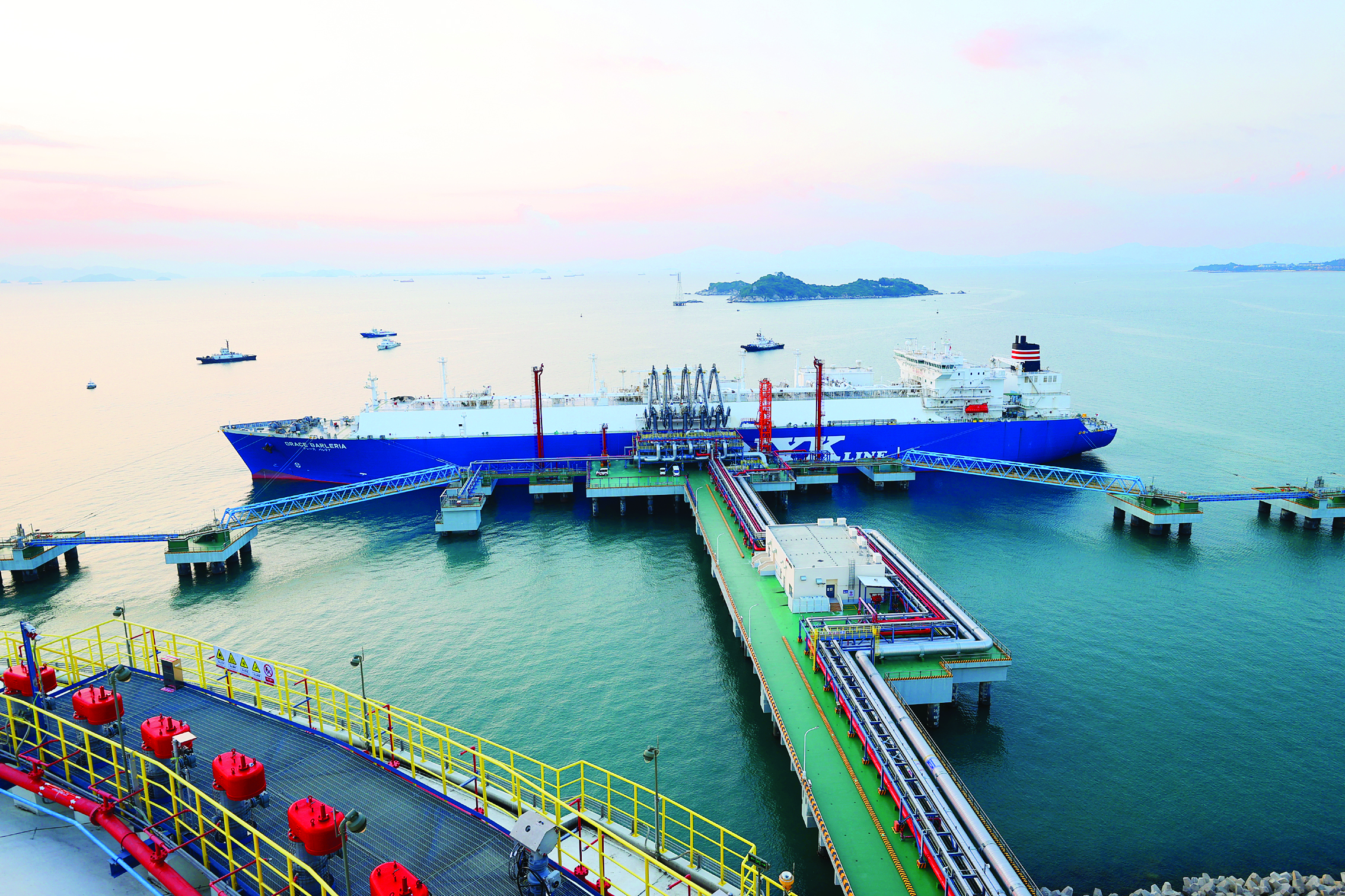 <p>    广东能源集团在惠天然气产业链一体化项目船舶正在卸天然气。惠州日报记者李松权 摄</p>