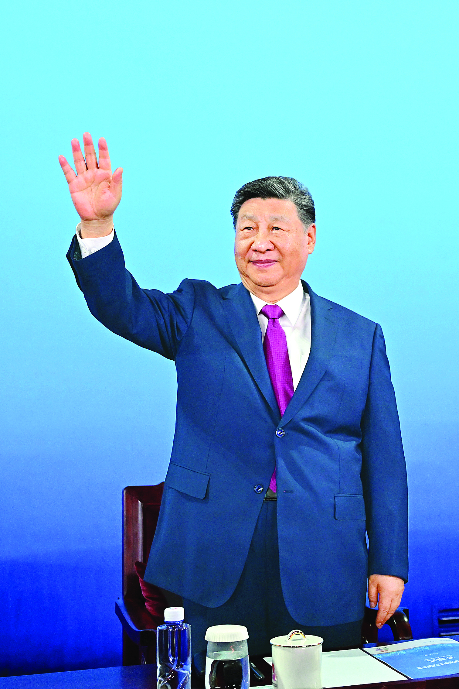     11月9日晚，中共中央总书记、国家主席、中央军委主席习近平在广东省广州市出席中华人民共和国第十五届运动会开幕式并宣布运动会开幕。这是习近平在主席台上向大家挥手致意。新华社发