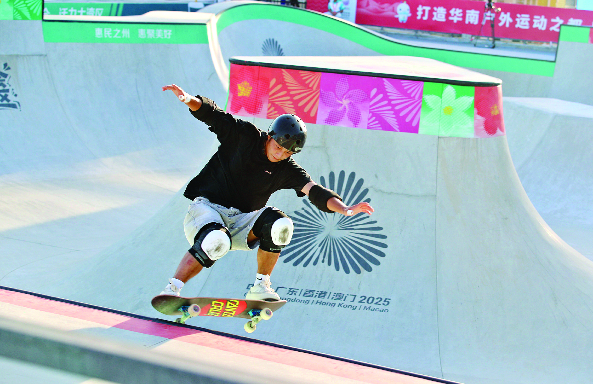     运动员在滑板碗池场进行适应训练。    惠州日报记者钟畅新 摄