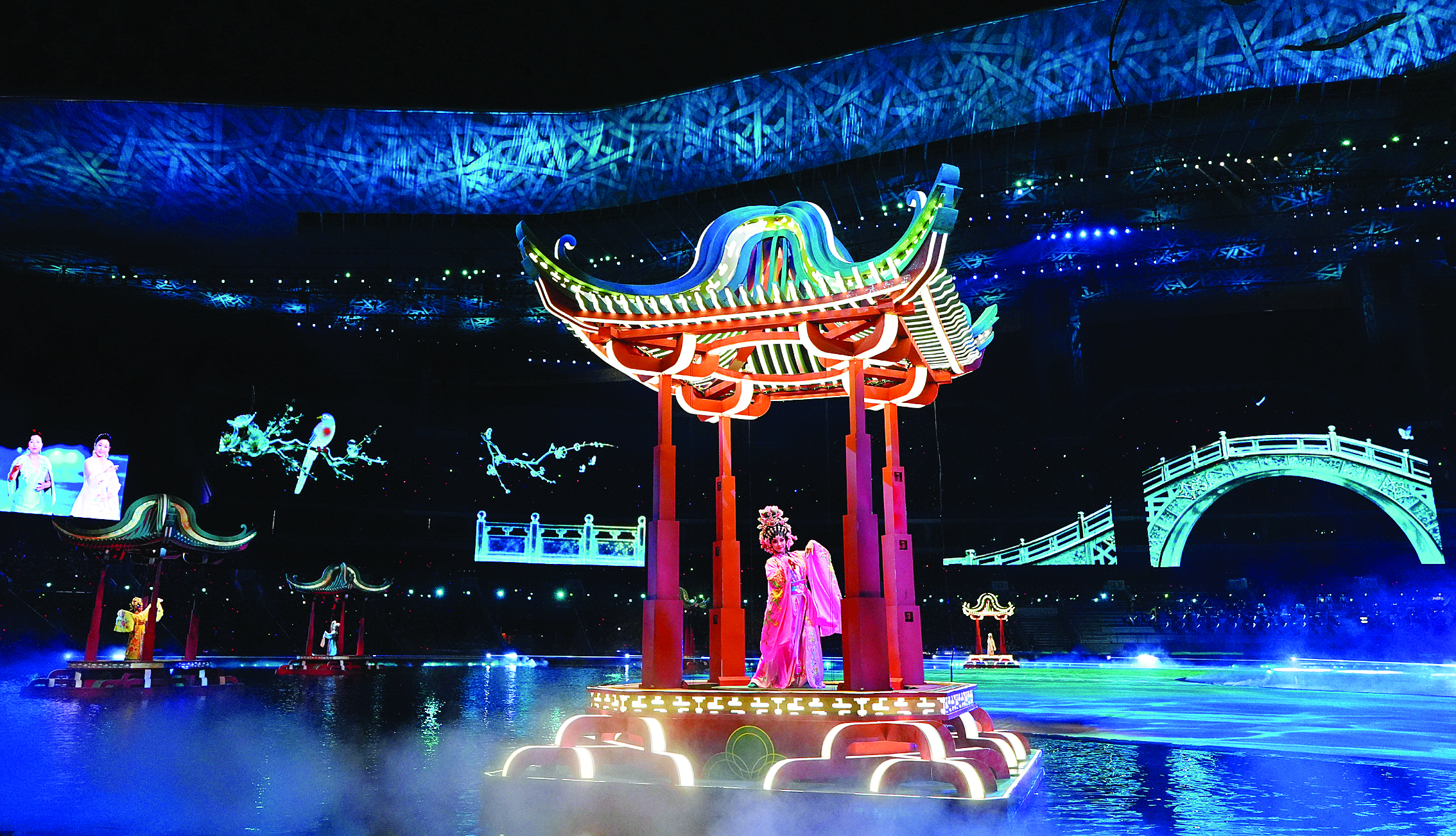     演员在开幕式现场表演。