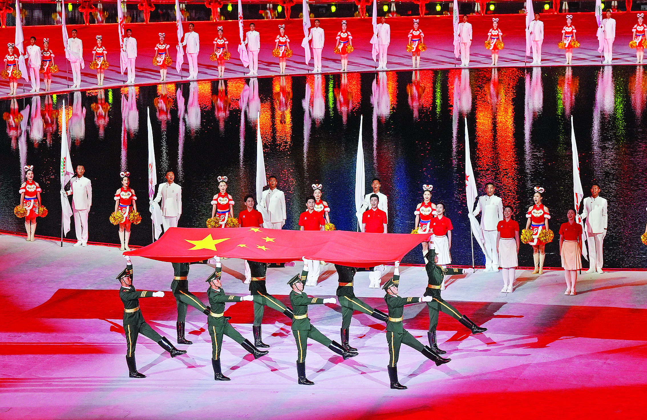     旗手护送中华人民共和国国旗入场。