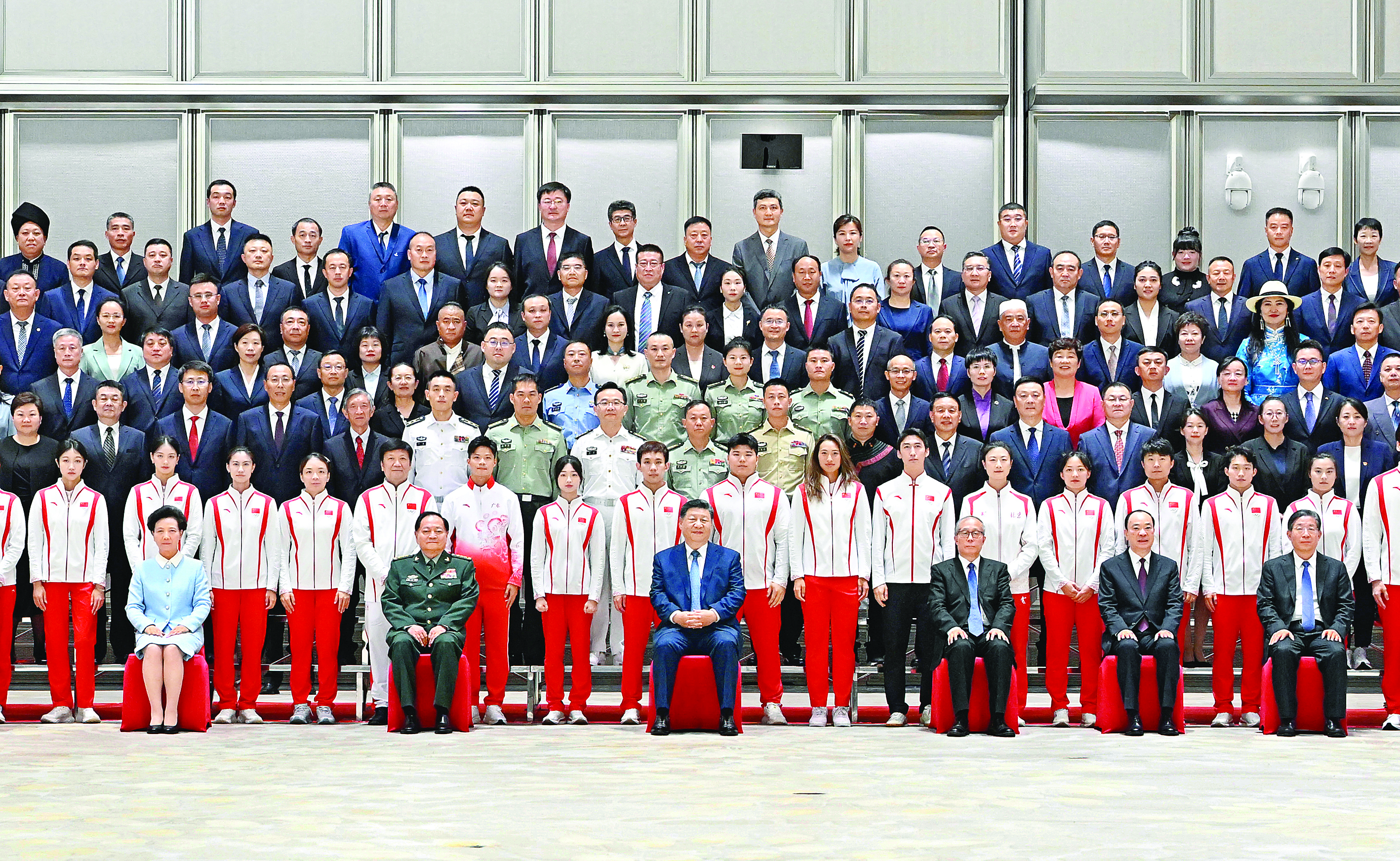     11月9日下午，中共中央总书记、国家主席、中央军委主席习近平在广州亲切接见全国群众体育先进单位、先进个人代表和全国体育系统先进集体、先进个人代表，并同大家合影留念。新华社发