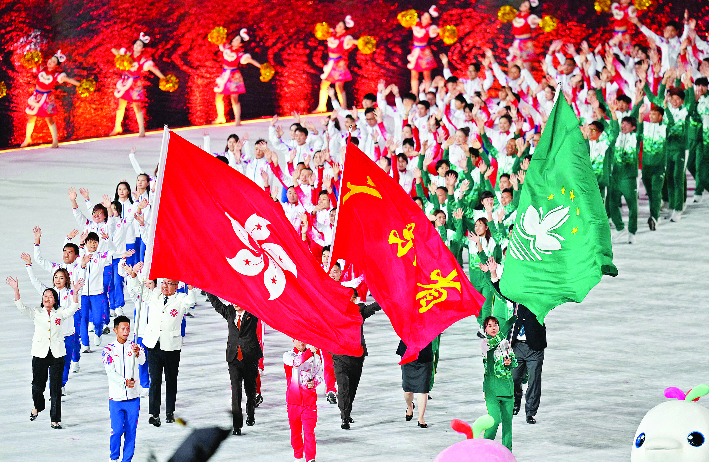     广东省体育代表团、香港特别行政区体育代表团和澳门特别行政区体育代表团在入场仪式上共同入场。