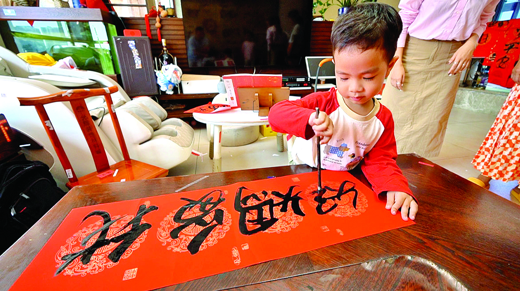     黄煊朗在写对联。惠州日报记者赖华海 摄