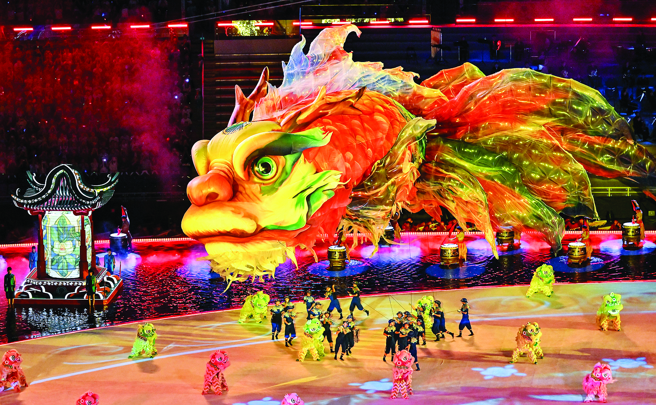     舞台上空一条巨大的鳌鱼在舞动。