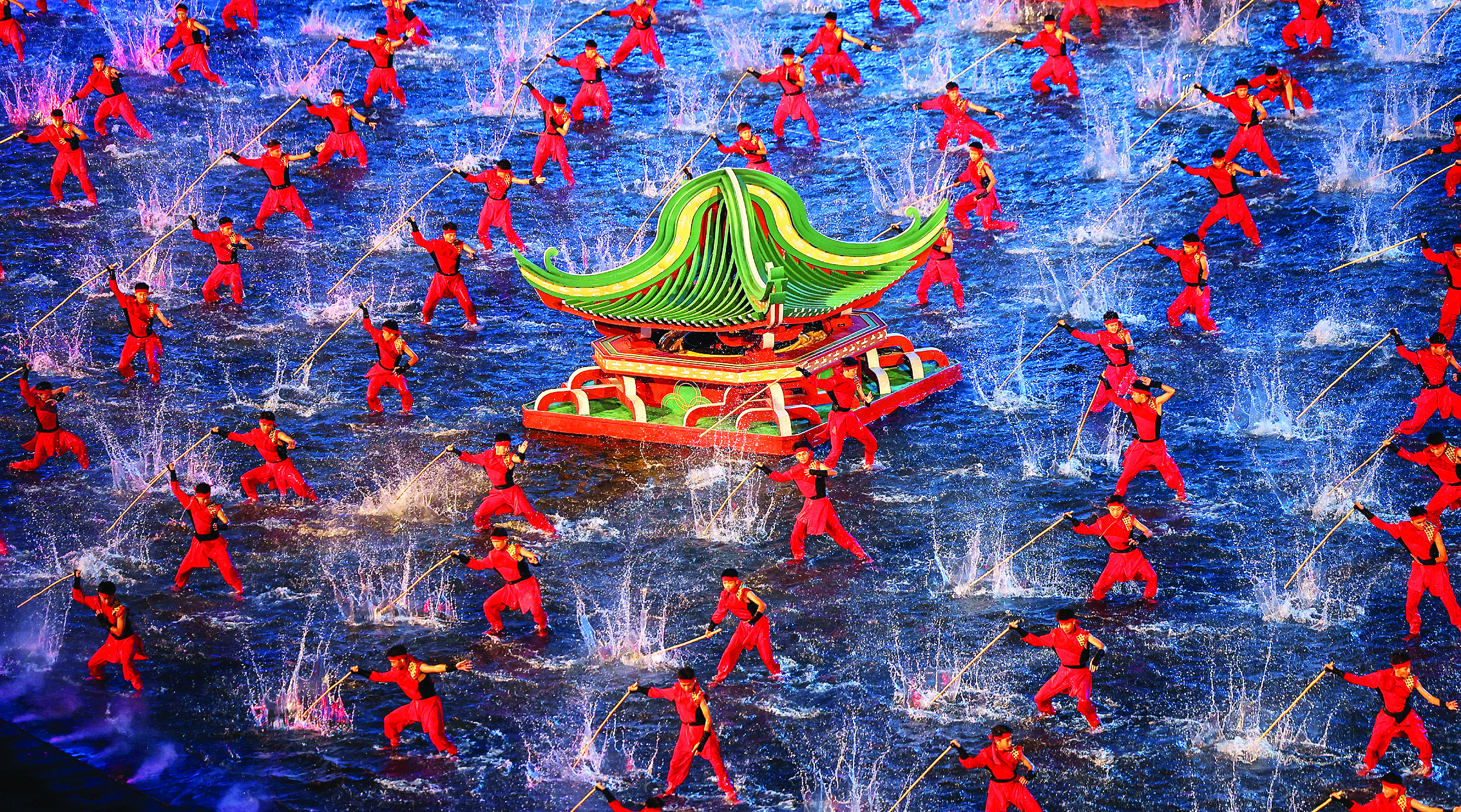     一幕幕极具岭南风韵的文化符号在开幕式上璀璨绽放。