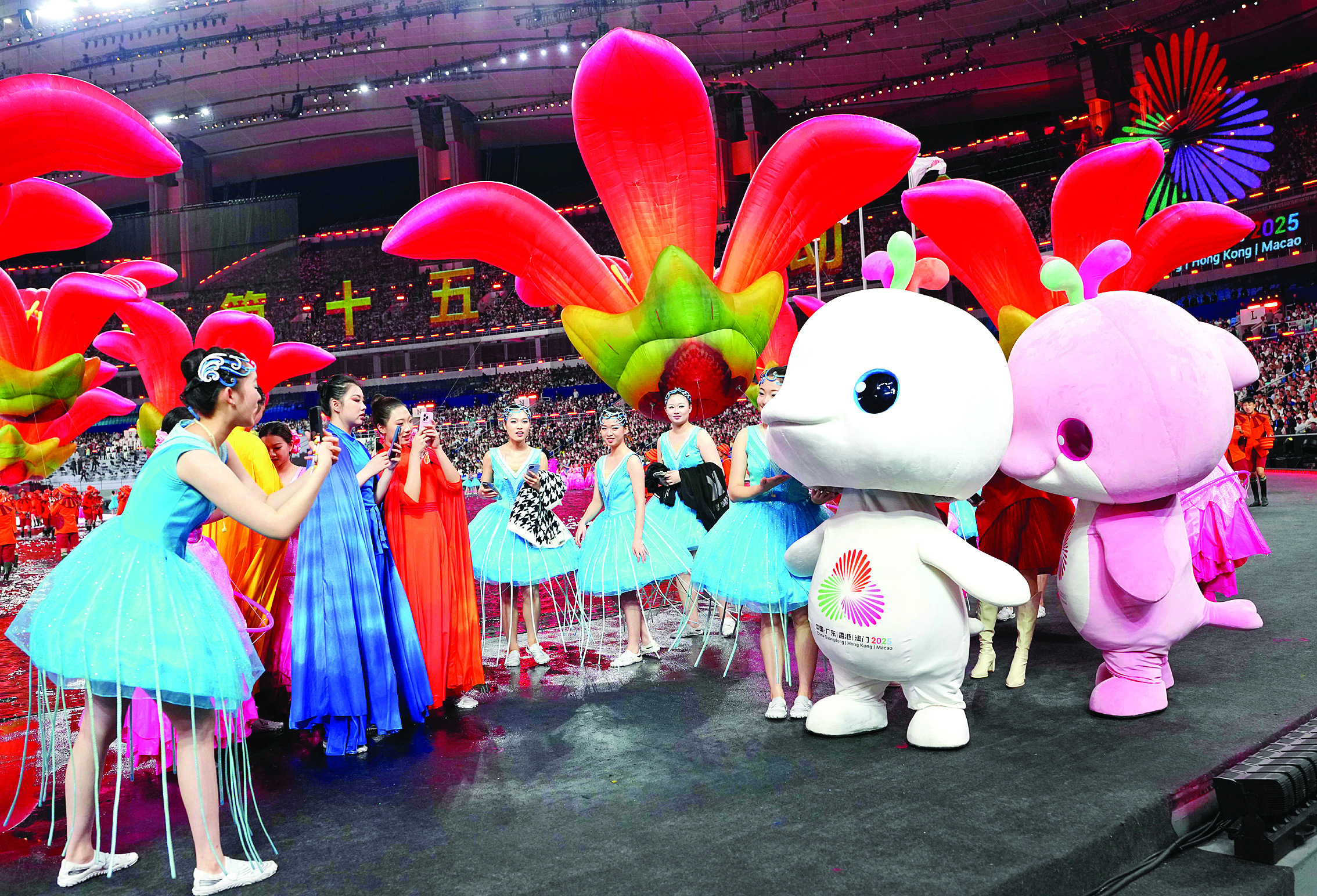     演员在开幕式后与第十五届全国运动会吉祥物“喜洋洋”和“乐融融”互动。