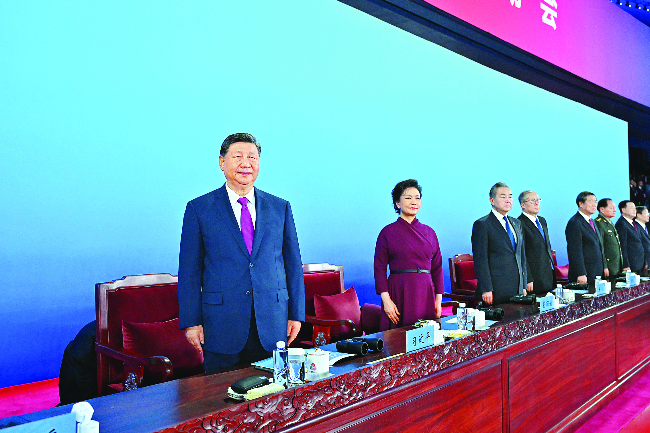     11月9日晚，中共中央总书记、国家主席、中央军委主席习近平在广东省广州市出席中华人民共和国第十五届运动会开幕式并宣布运动会开幕。    新华社发