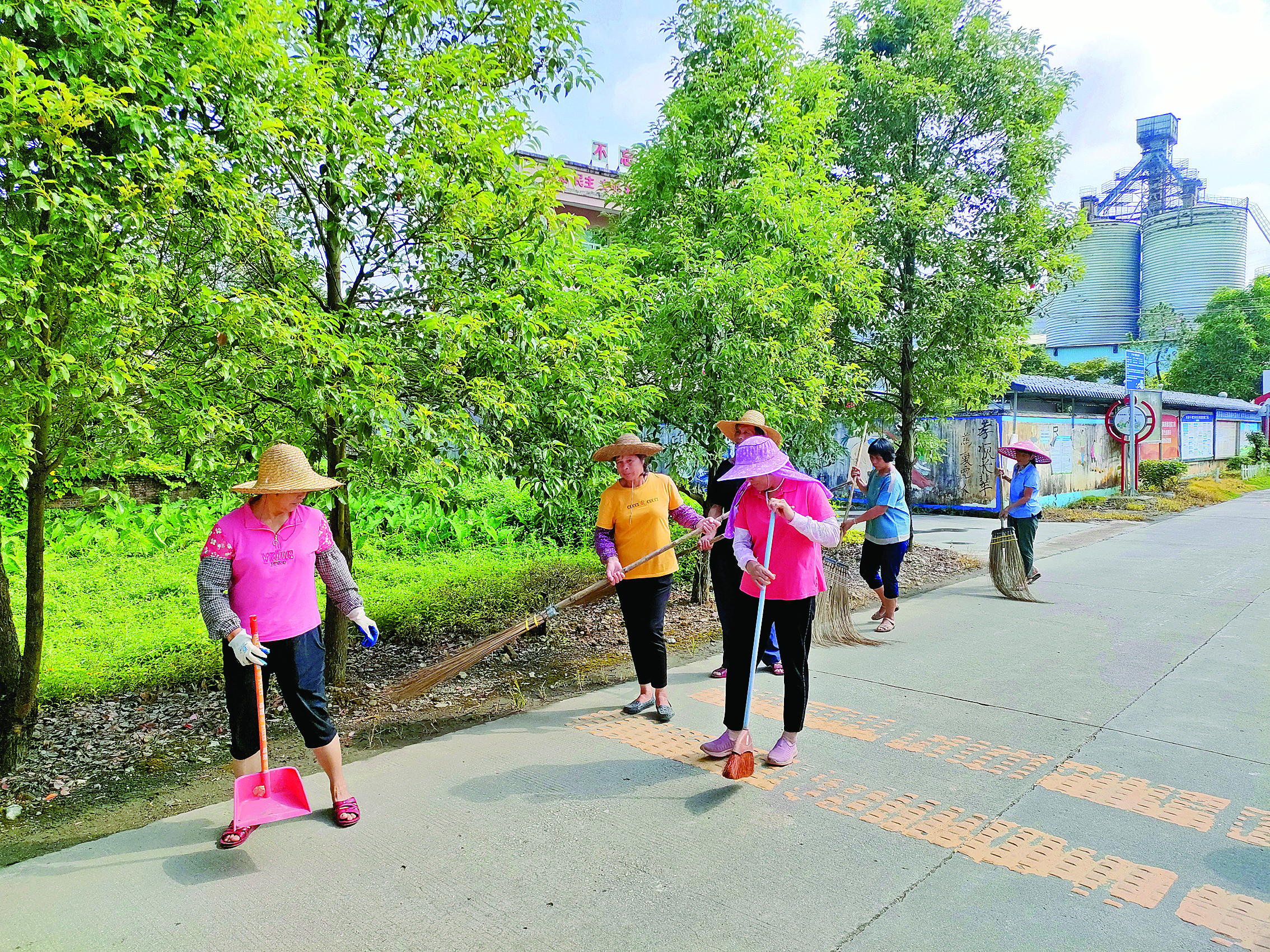     村民参加全民清扫活动。