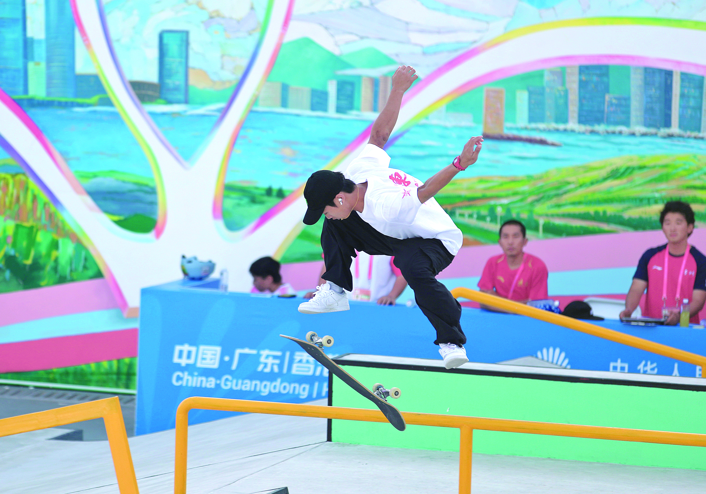     11月10日，广东选手潘家杰在男子街式赛半决赛中进入八强，获得11日的决赛资格。惠州日报记者钟畅新 摄