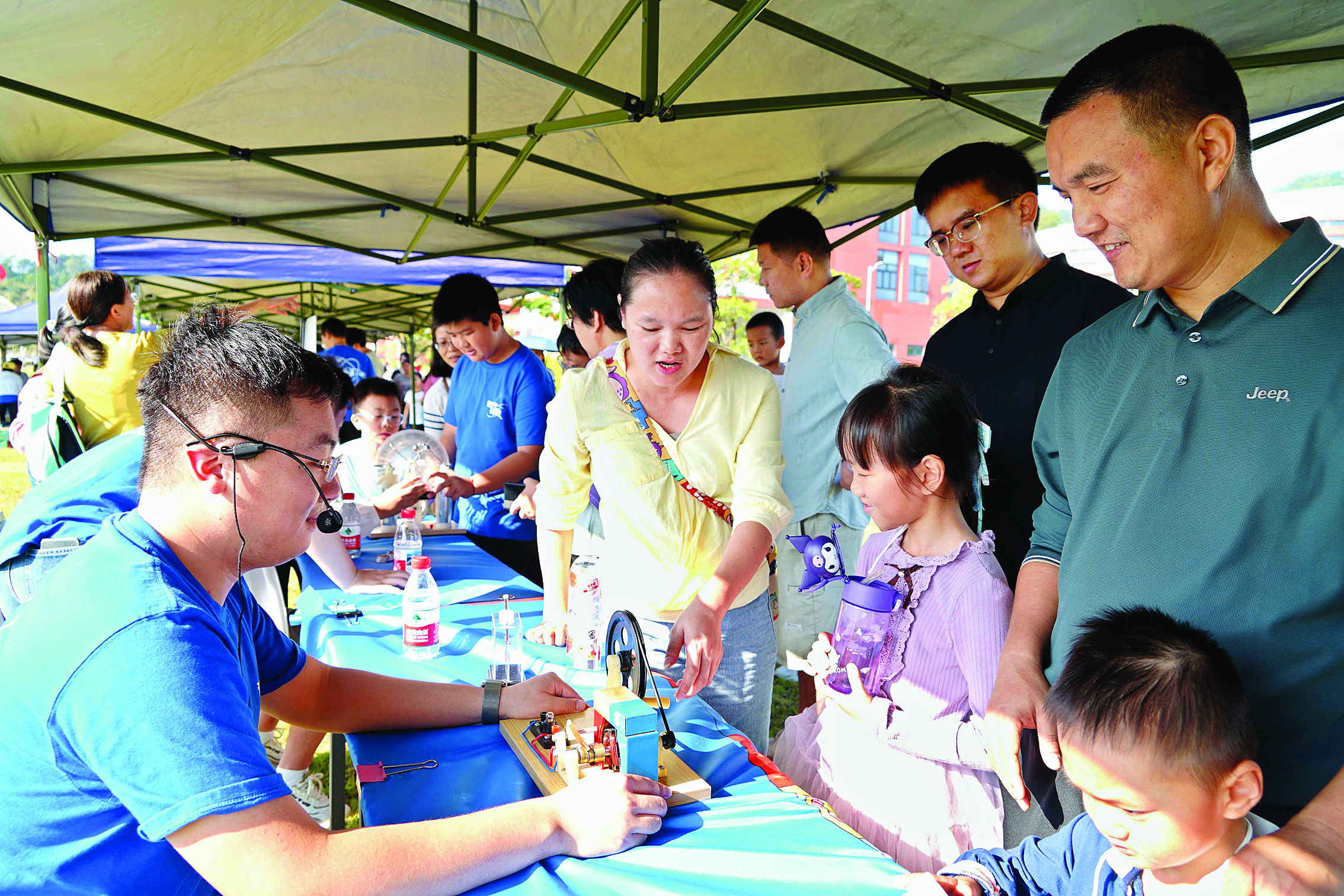     市民在体验科学实验。惠州日报记者李松权 摄