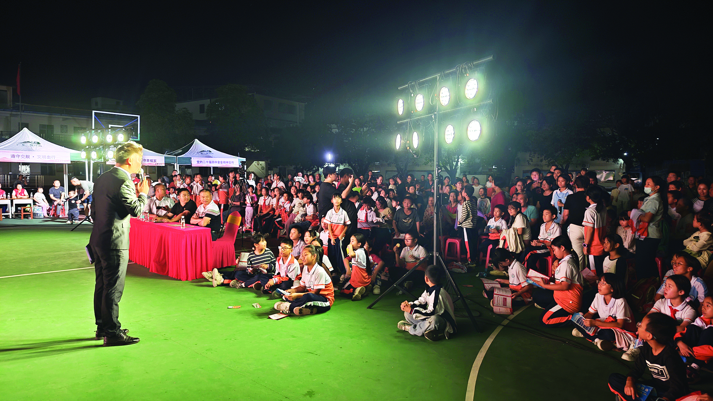     微宣讲活动中，主持人与观众互动问答。