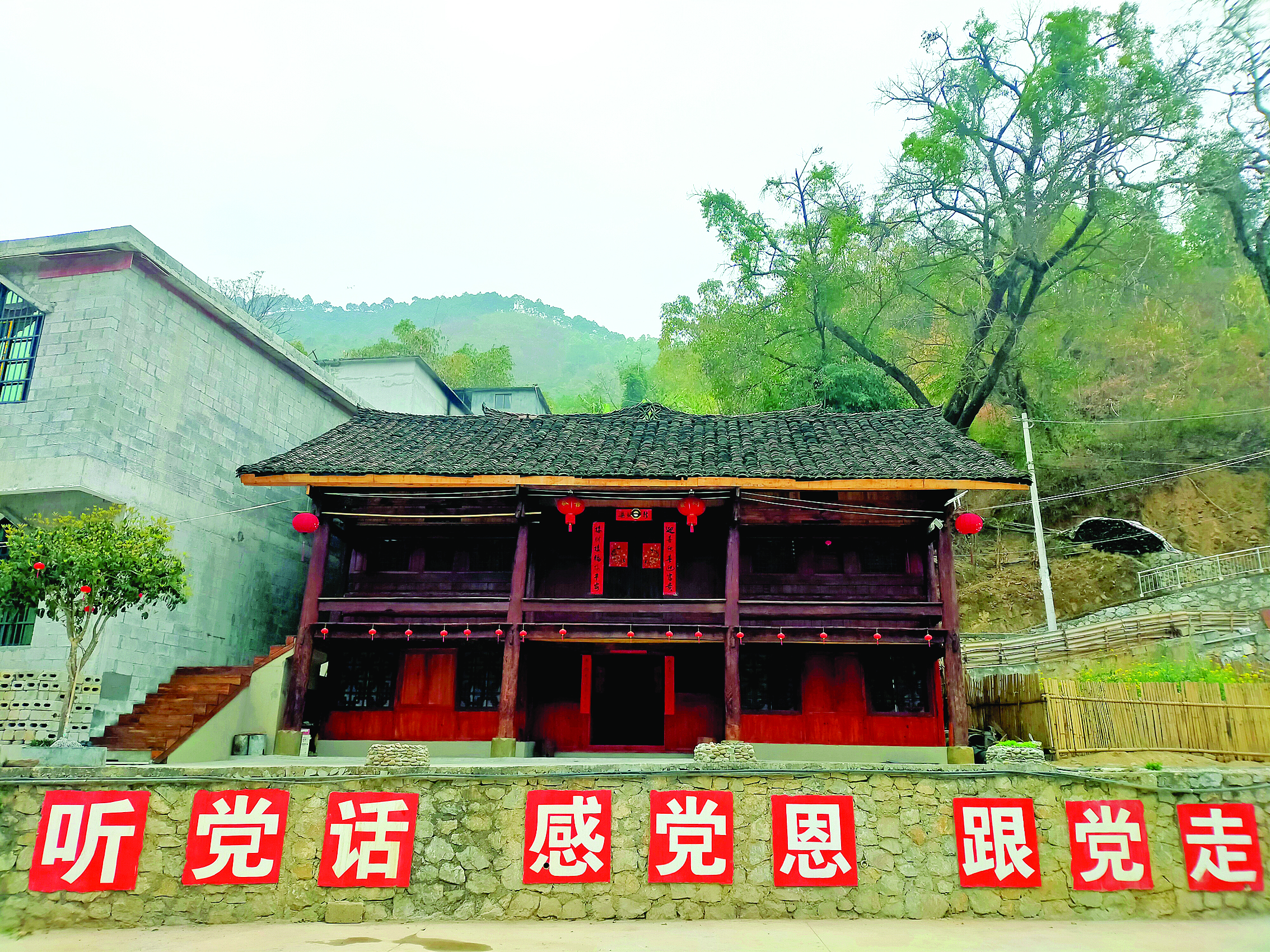 <p>    修复吊脚楼。</p>