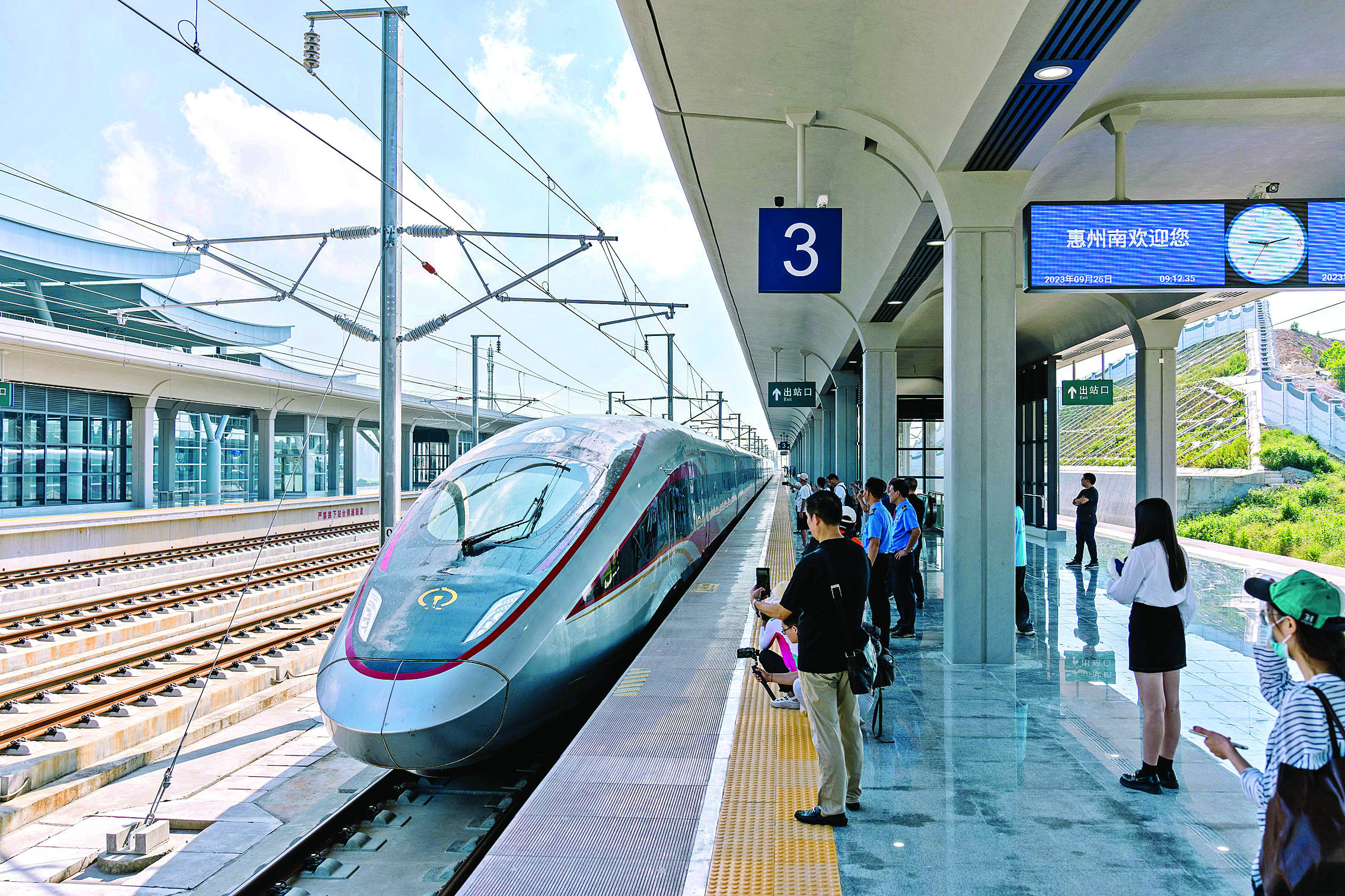     惠州加快融入“轨道上的大湾区”。这是广汕高铁惠州南站。惠州东江图片社供图