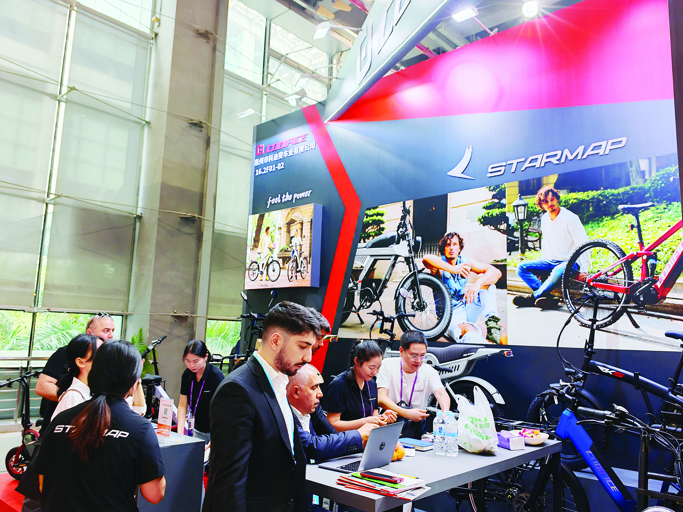     科迪斐自行车展位吸引众多客商。