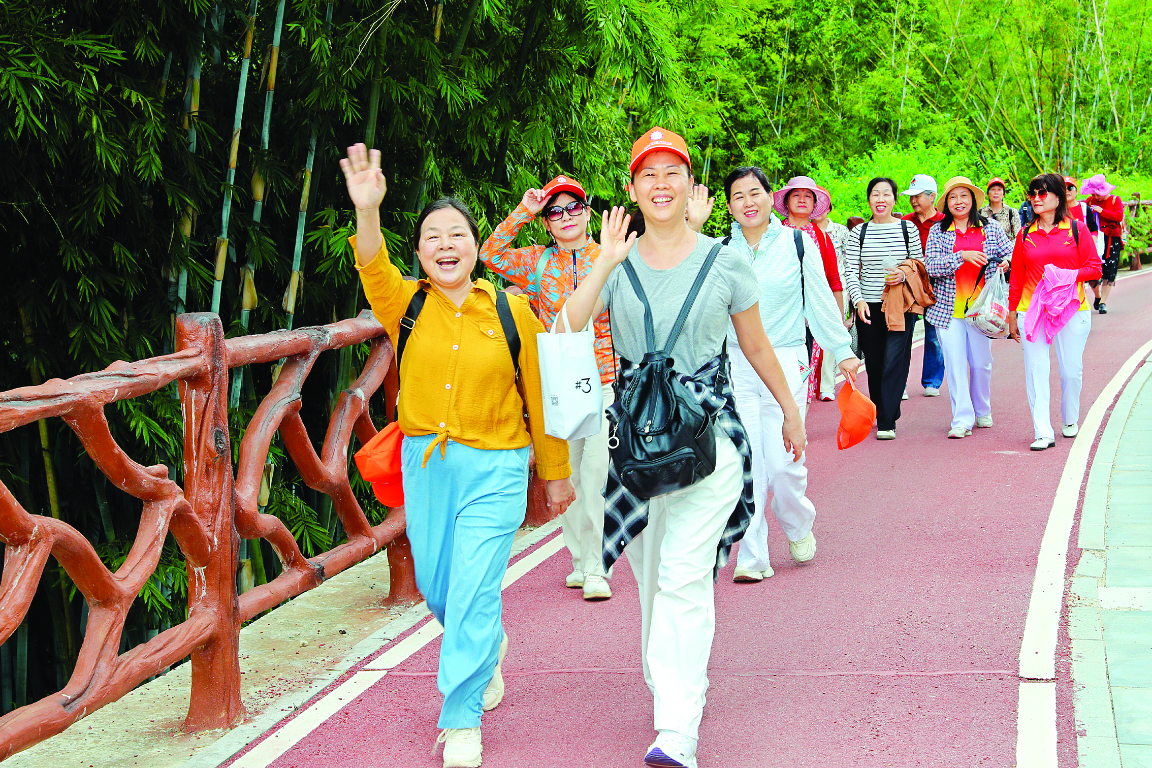     参加活动的学员健步走感受龙门麻榨古榕文学村的文化魅力。    惠州日报记者伍平 摄