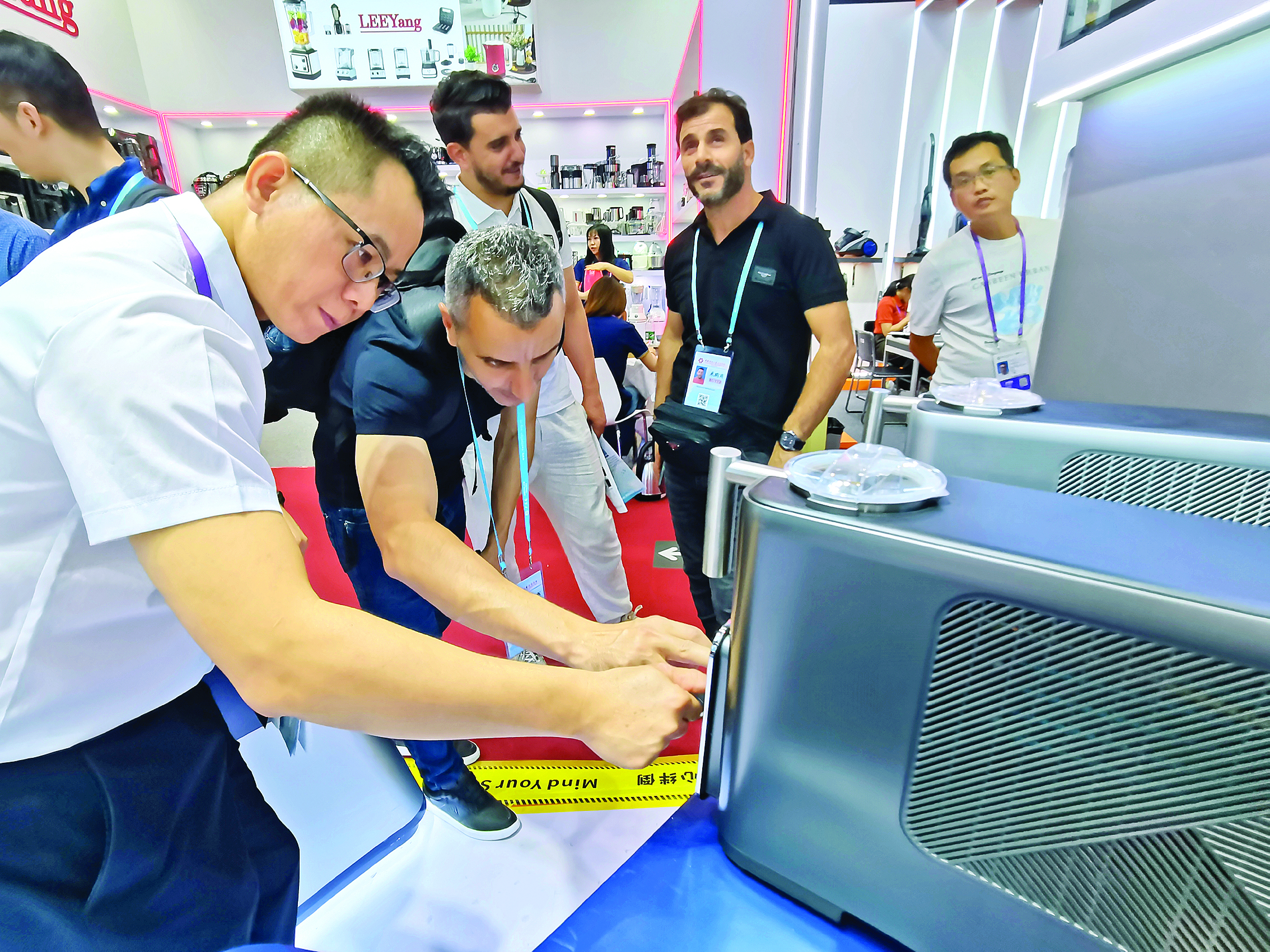     客商在威林科技展位了解新型家电产品。