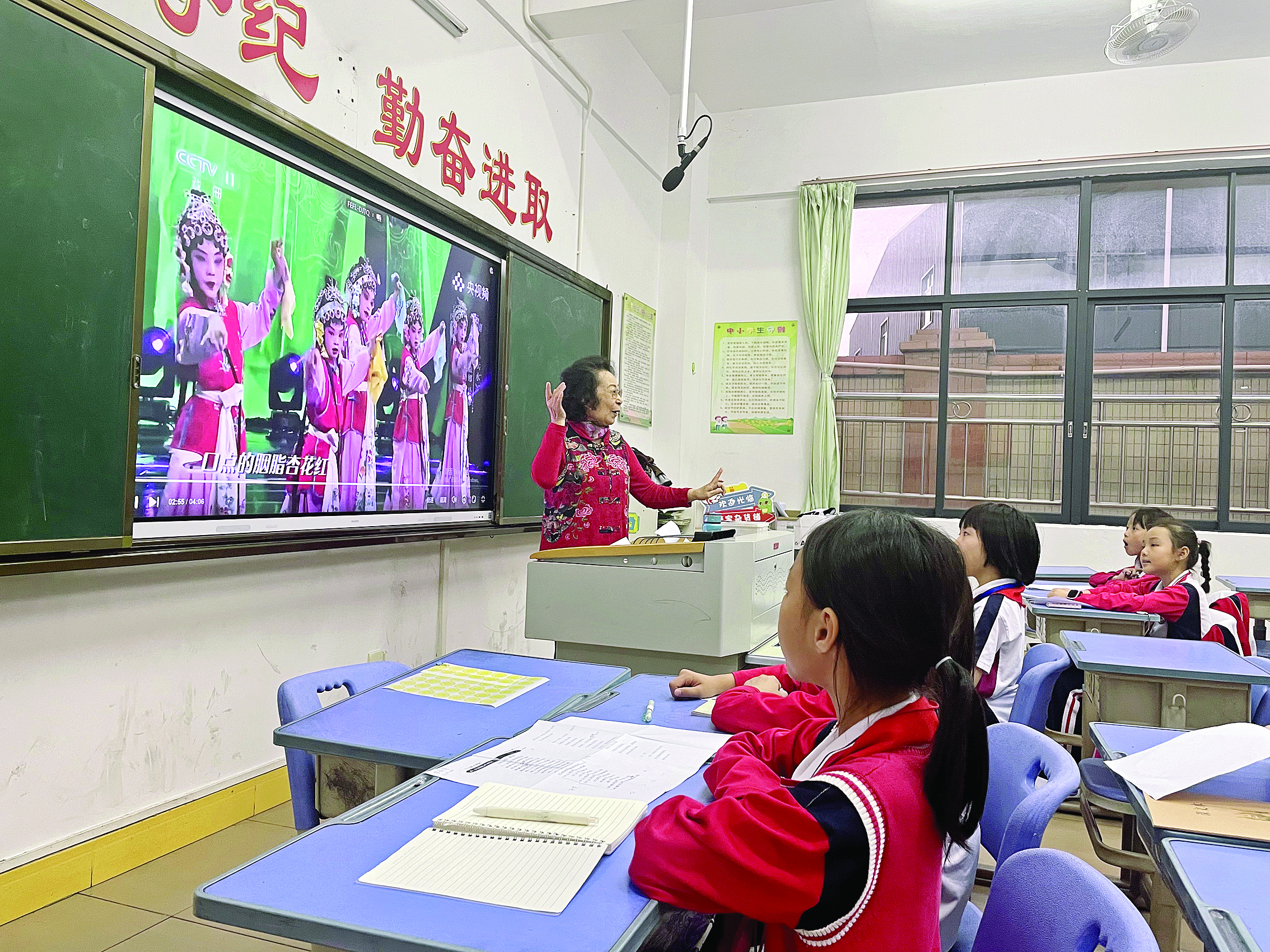     京剧进校园。  惠州日报记者刘乙端 通讯员惠仲宣 摄