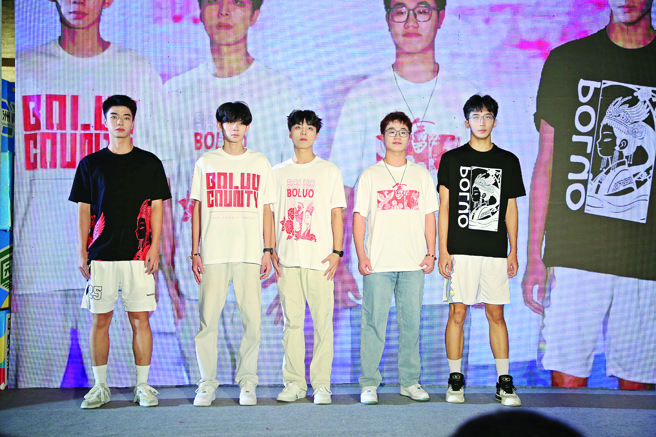     今年8月，园洲镇2025年青创文化节首次进行“罗浮T恤”成品走秀。