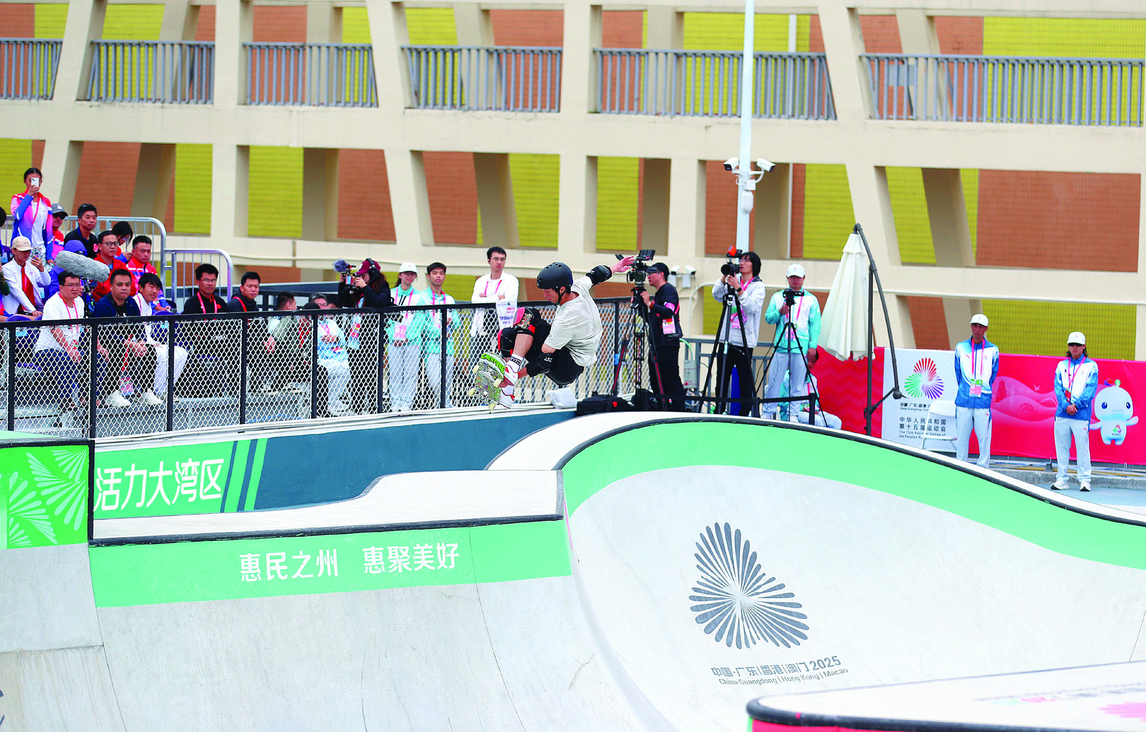     11月11日，十五运会滑板项目男（女）子碗池赛决赛吸引了众多观众现场观赛。    惠州日报记者钟畅新 摄