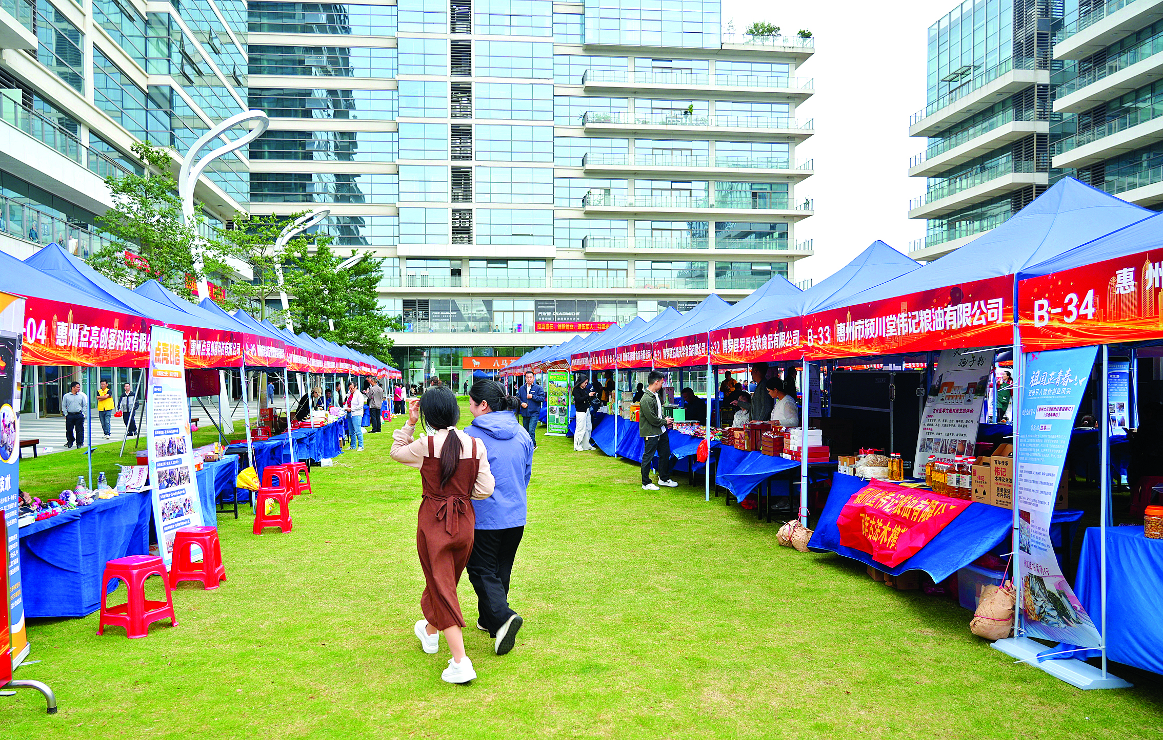     军创企业互相交流创业创新成果。