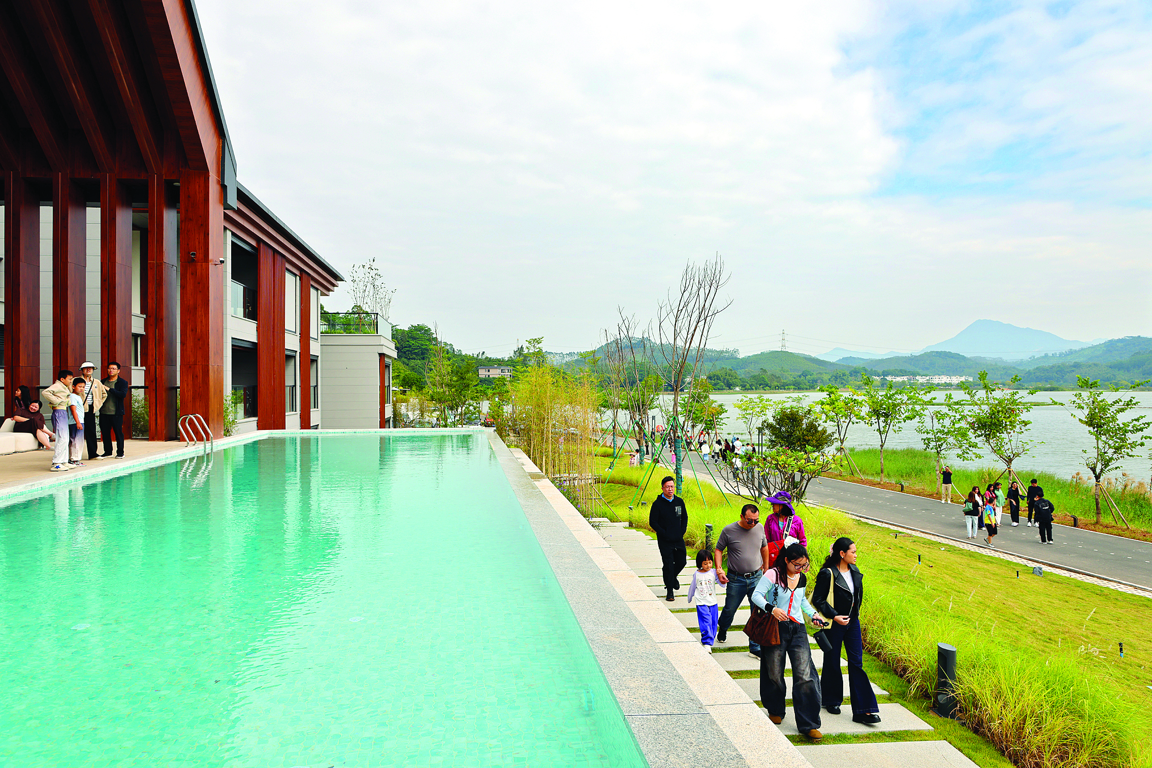     惠州218最美旅游公路显岗水库驿站建成投用后吸引不少游客前来打卡。 惠州日报记者王建桥 摄