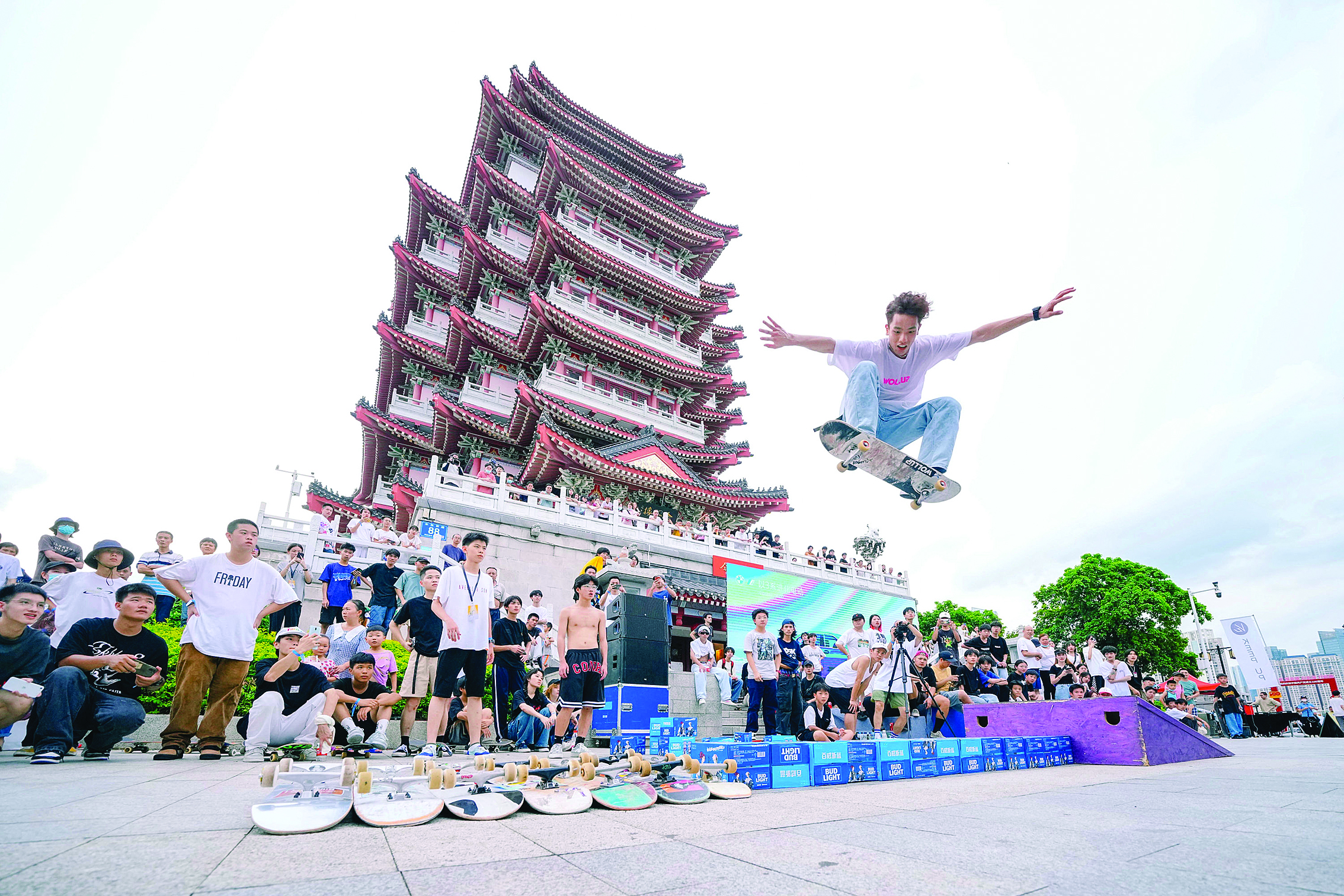     滑板运动在惠州的影响力不断扩大。这是曾在市区合江楼下举办的滑板表演活动。  惠州东江图片社供图