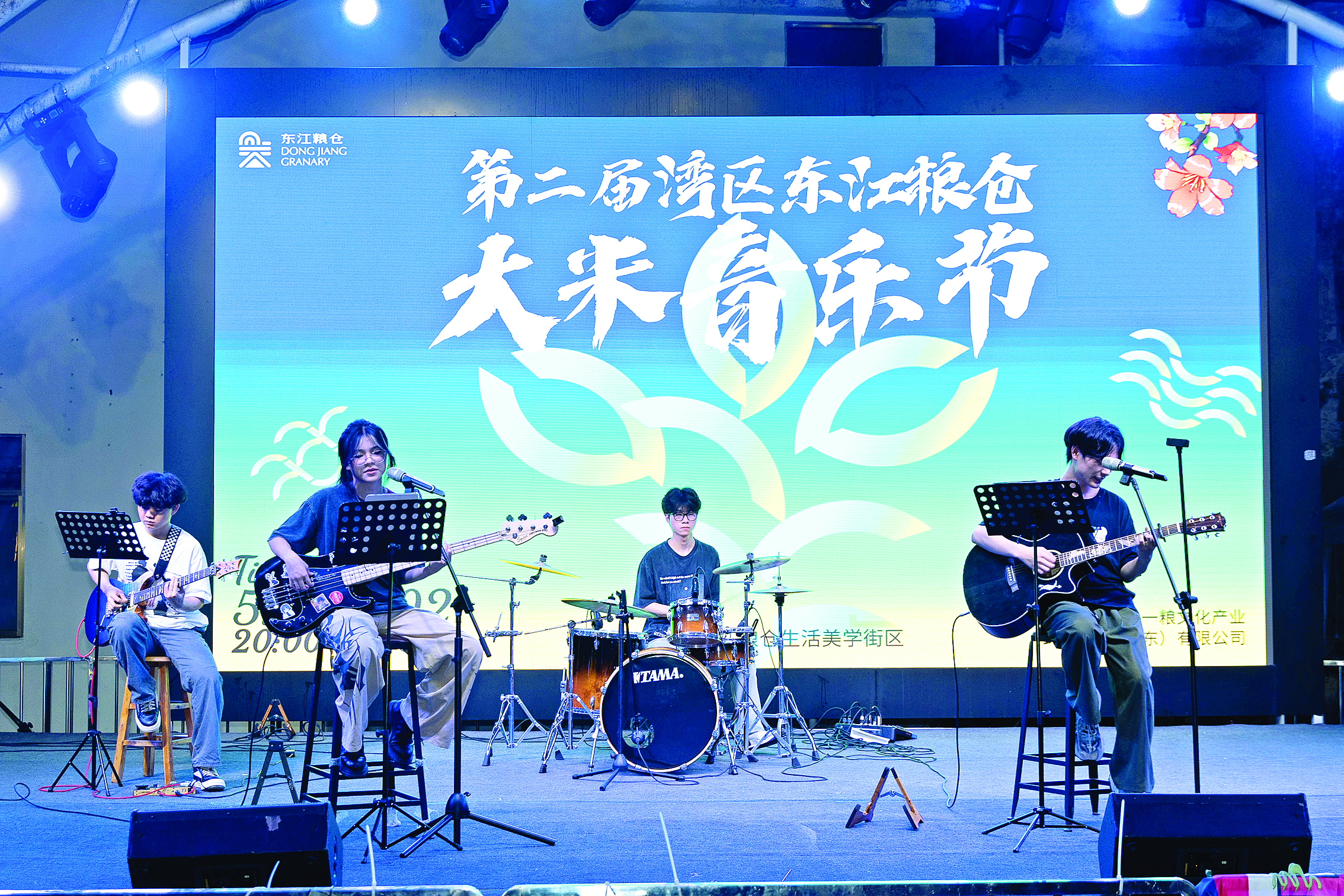     青年艺术家在东江粮仓演出。