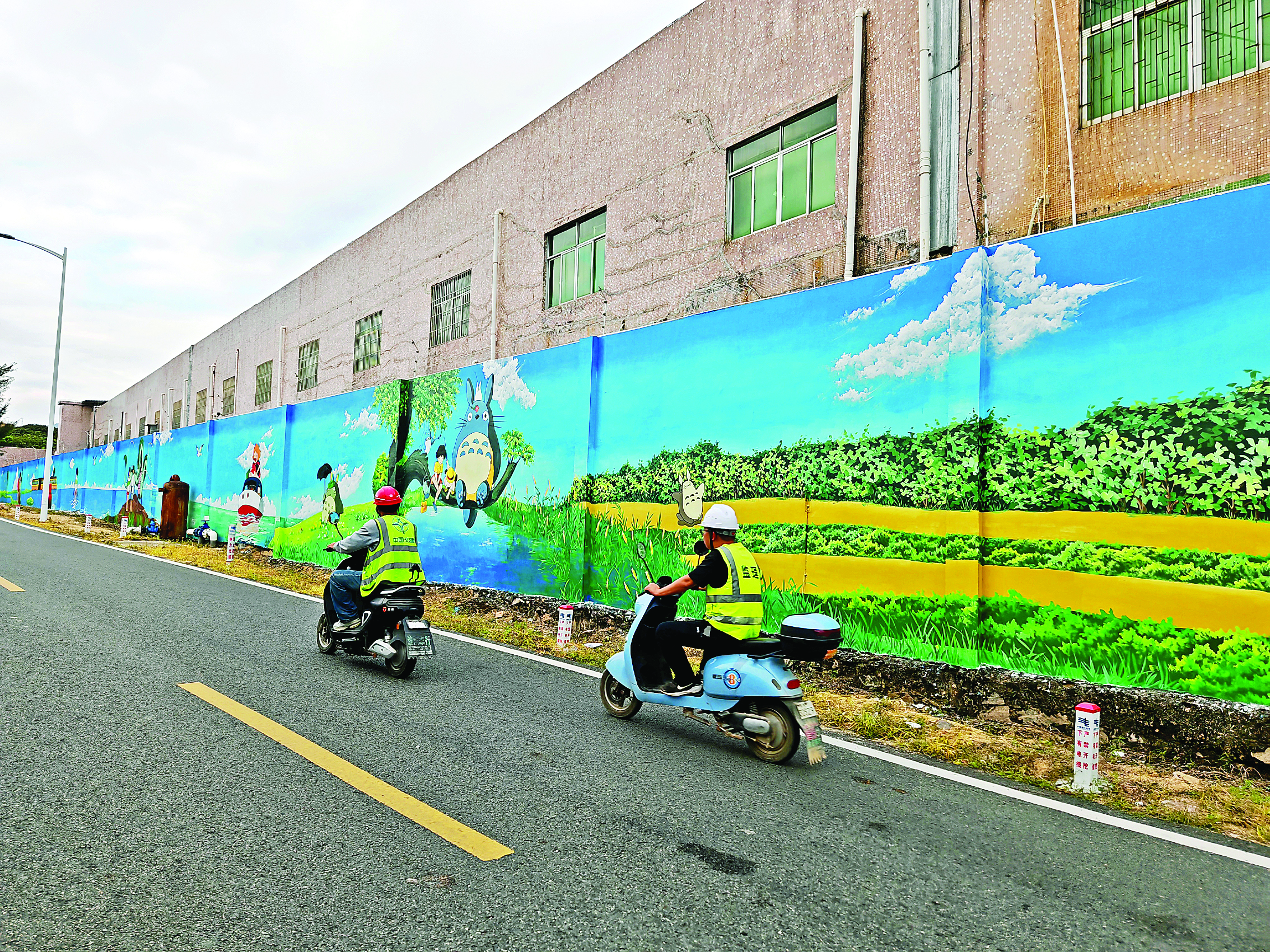    霞涌街道义联村村道围墙墙绘。惠州日报记者匡湘鄂 摄