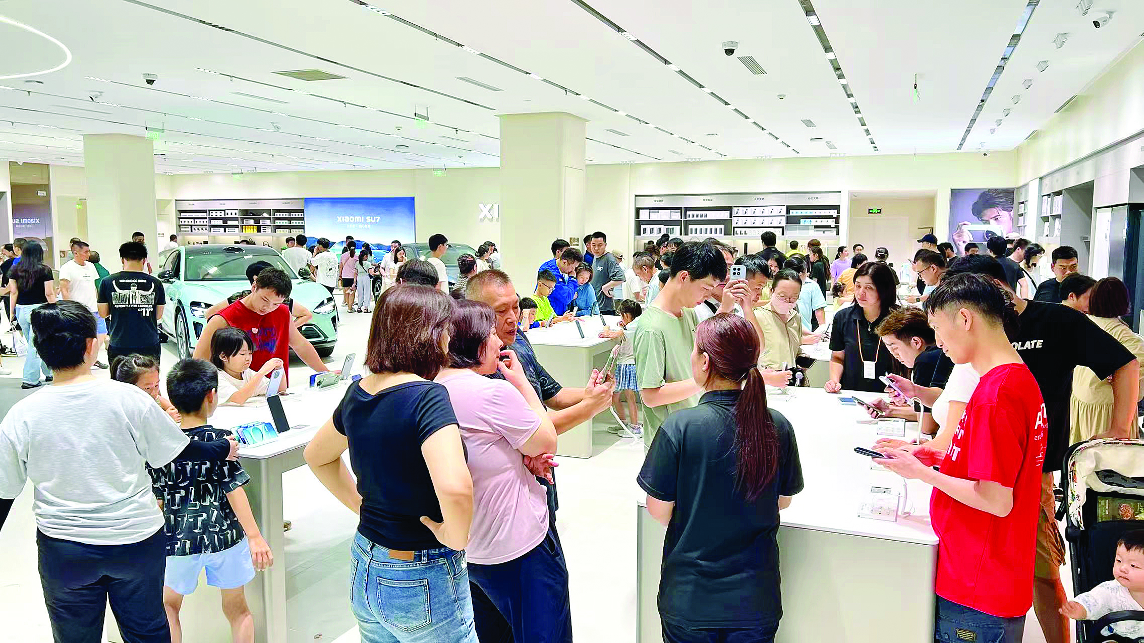     每逢周末，到小米门店体验手机和各类家电的顾客络绎不绝。